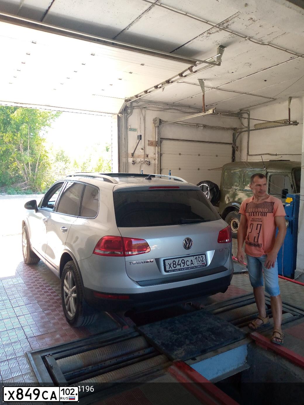 Фото автомобиля VOLKSWAGEN TOUAREG, 2010 — госномер Х849СА102. Цвет: Серебристый