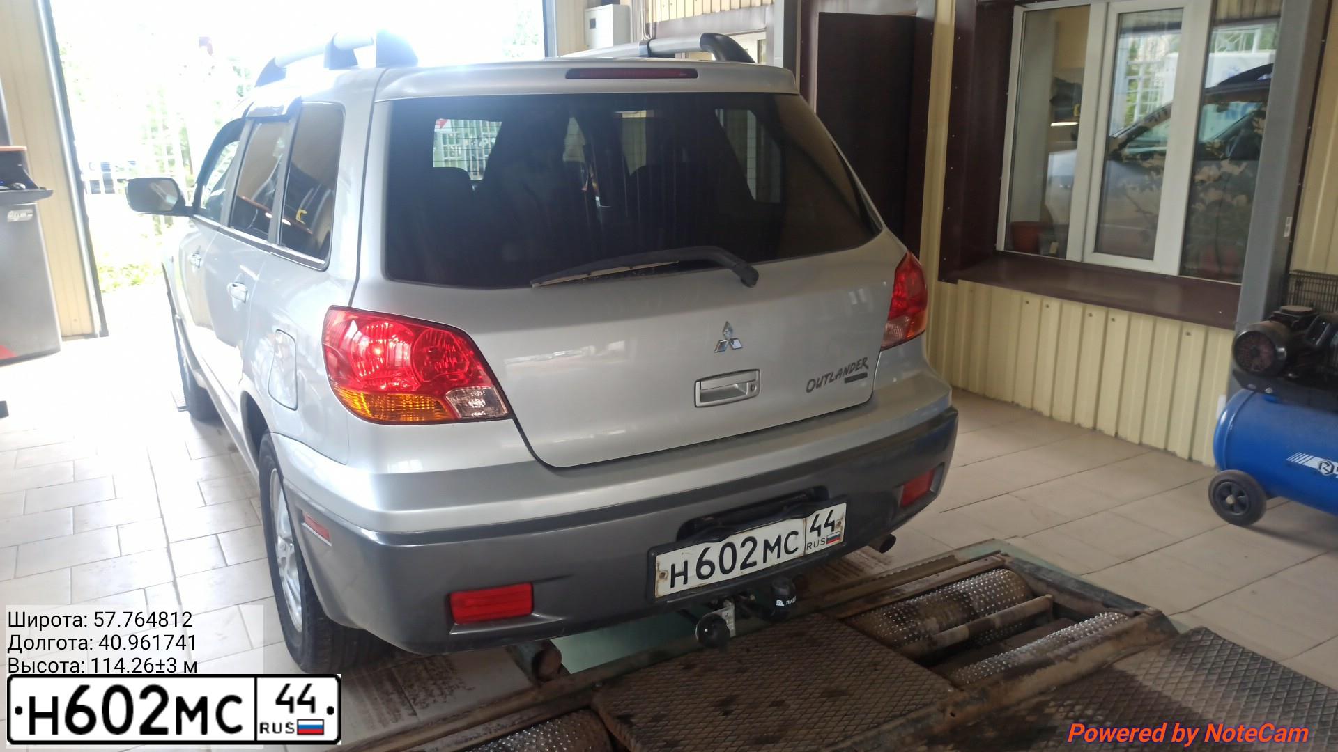 Фото автомобиля MITSUBISHI OUTLANDER, 2003 — госномер М338ОУ44. Цвет: СЕРЫЙ