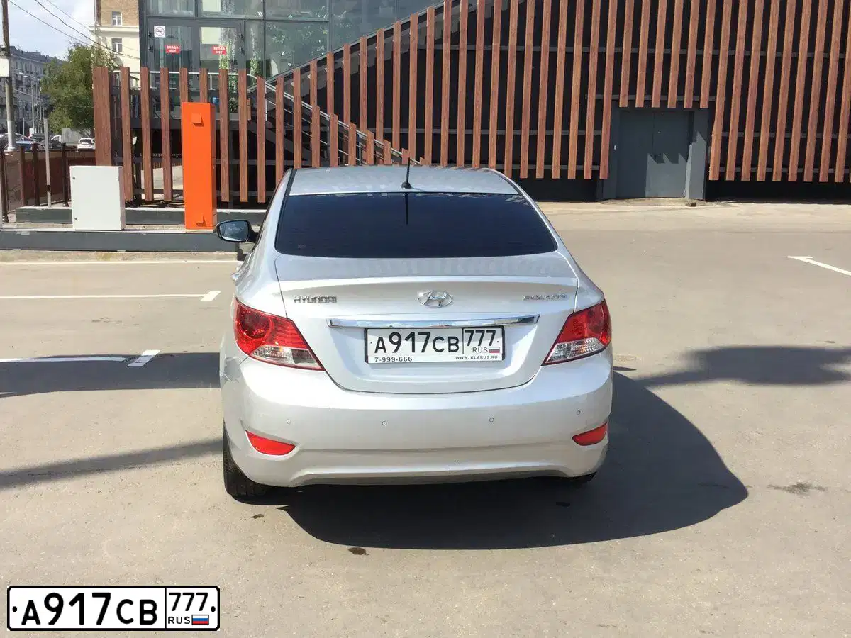 Фото автомобиля HYUNDAI SOLARIS, 2011 — госномер К890СН750. Цвет: серебристый