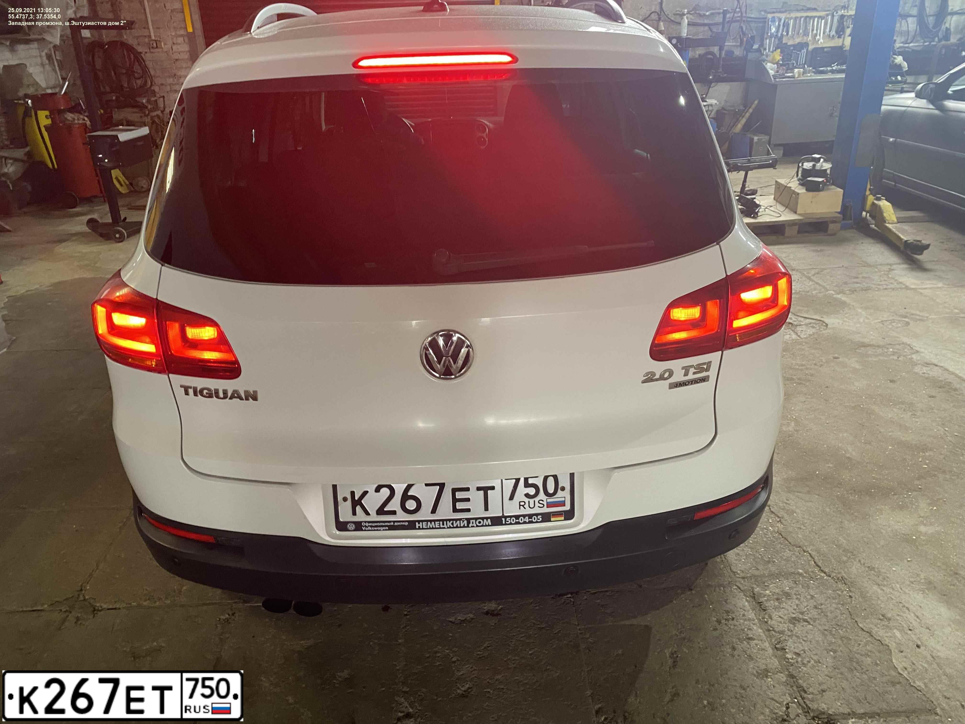 Фото автомобиля VOLKSWAGEN TIGUAN, 2013 — госномер К267ЕТ750. Цвет: БЕЛЫЙ