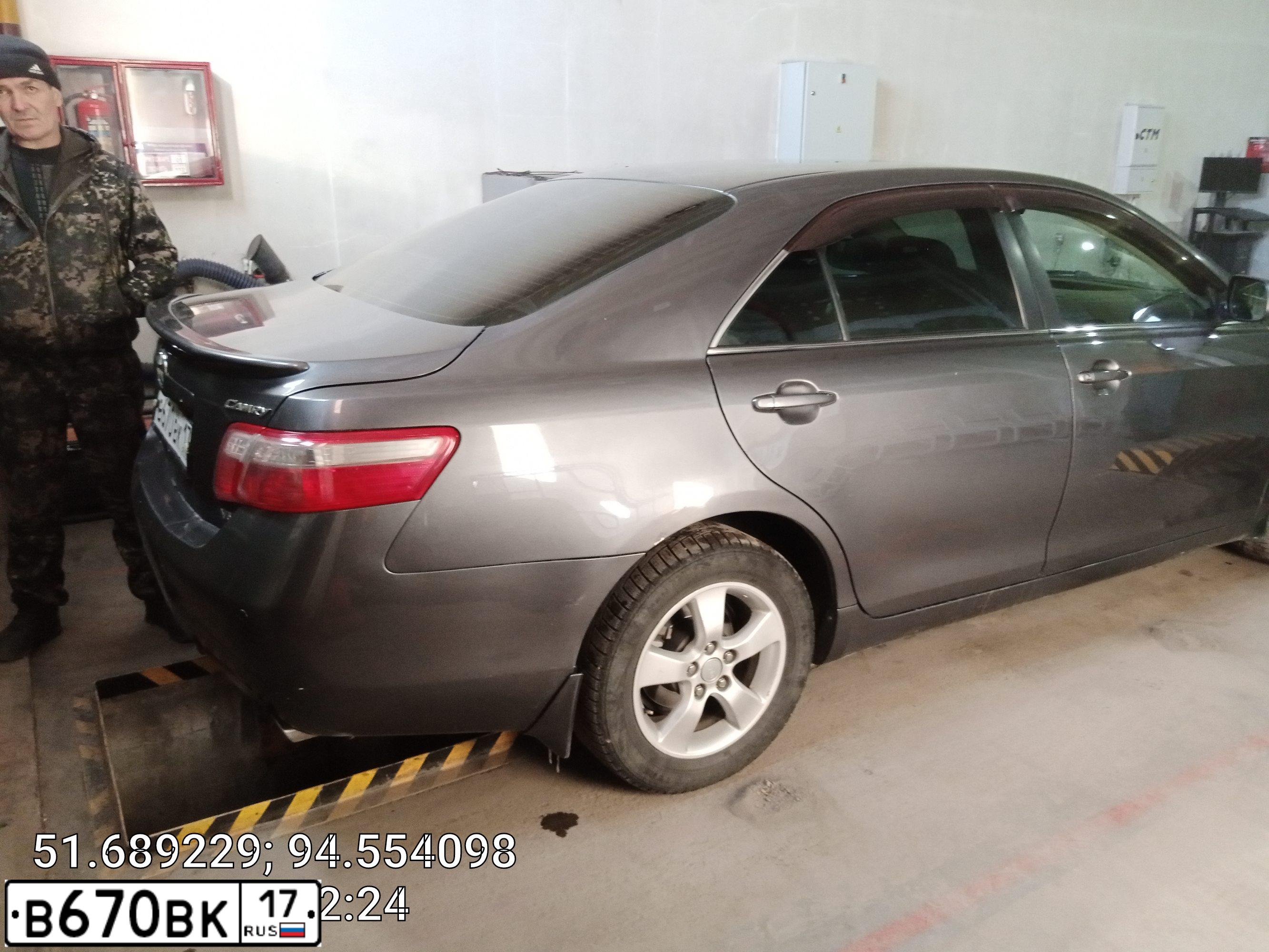 Фото автомобиля TOYOTA CAMRY, 2007 — госномер Е008КХ17. Цвет: СЕРЫЙ