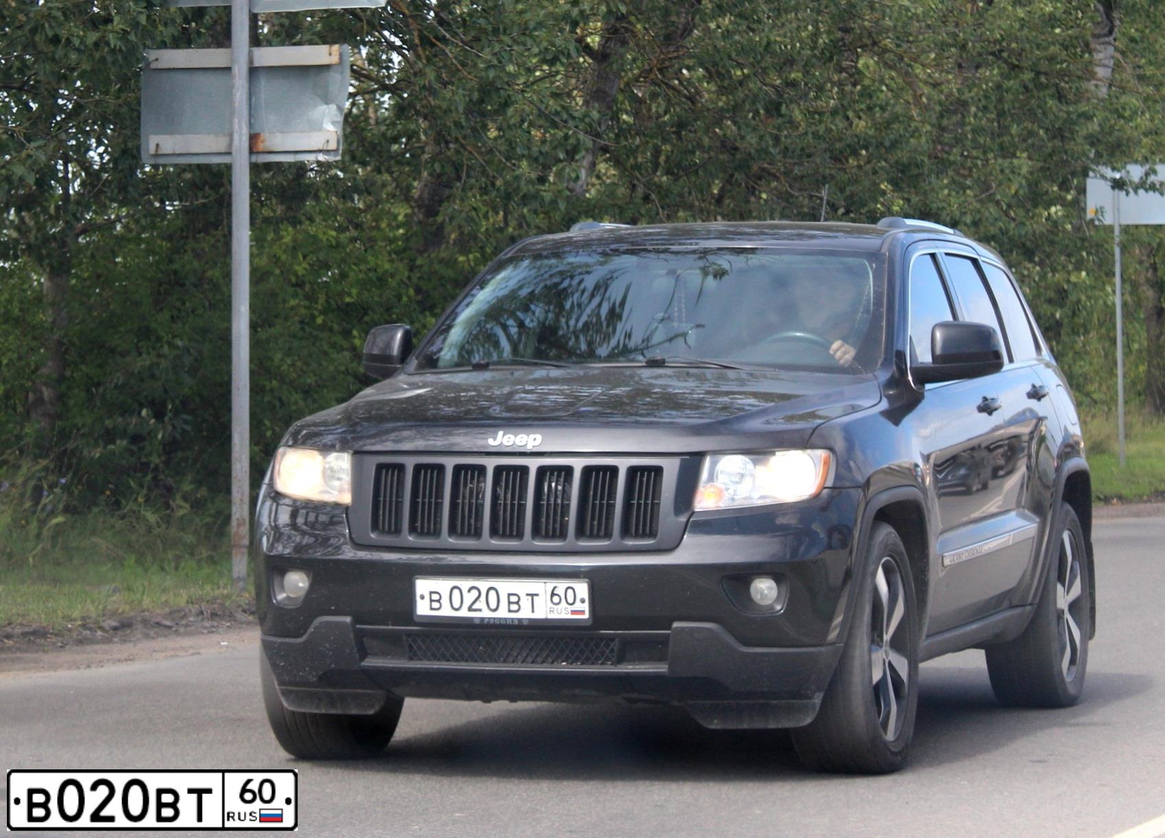 Фото автомобиля JEEP GRAND CHEROKEE, 2011 — госномер В020ВТ60. Цвет: ЧЕРНЫЙ