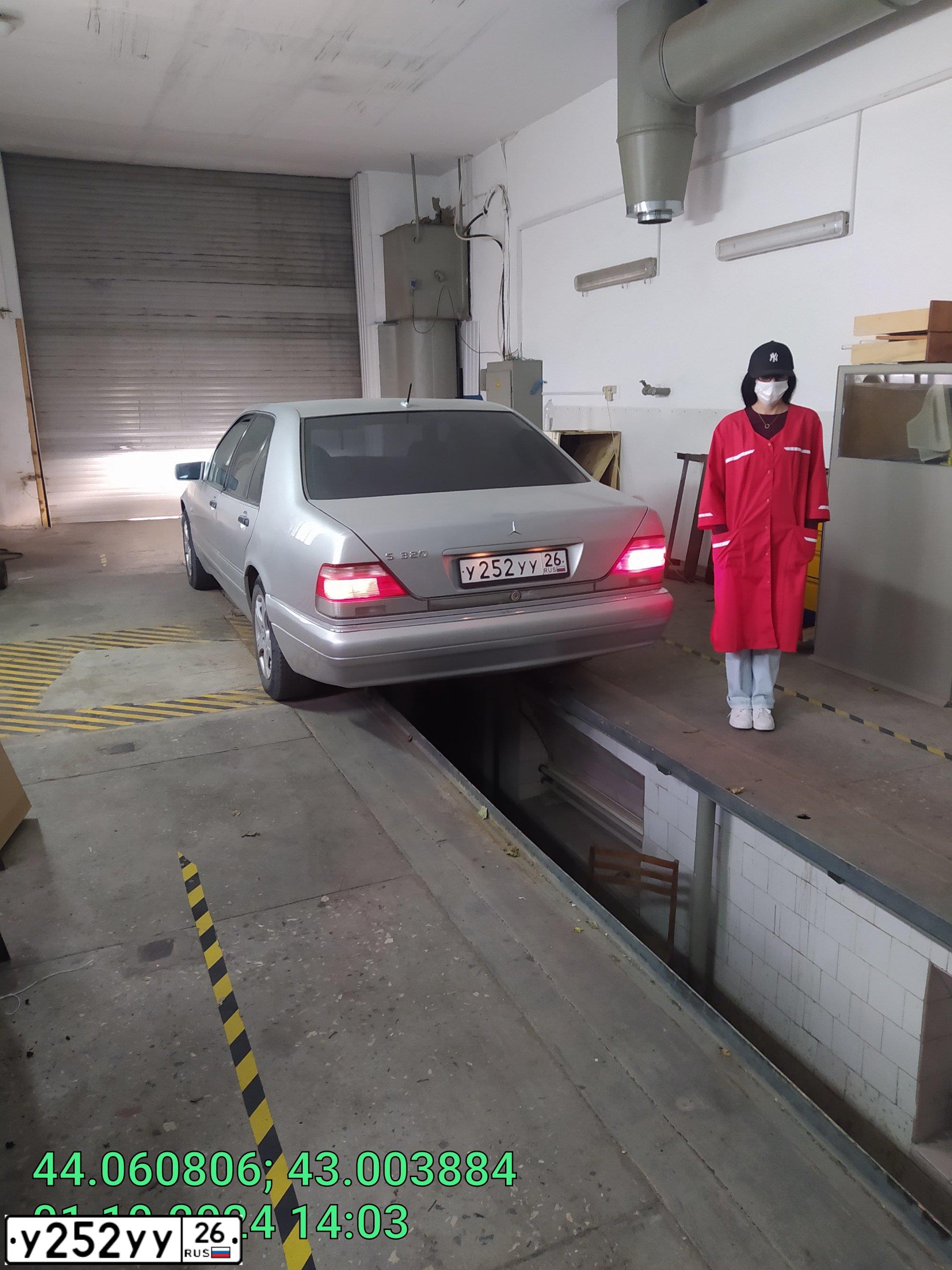 Фото автомобиля MERCEDES S-KLASSE, 1998 — госномер У252УУ26. Цвет: СЕРЕБРИСТЫЙ