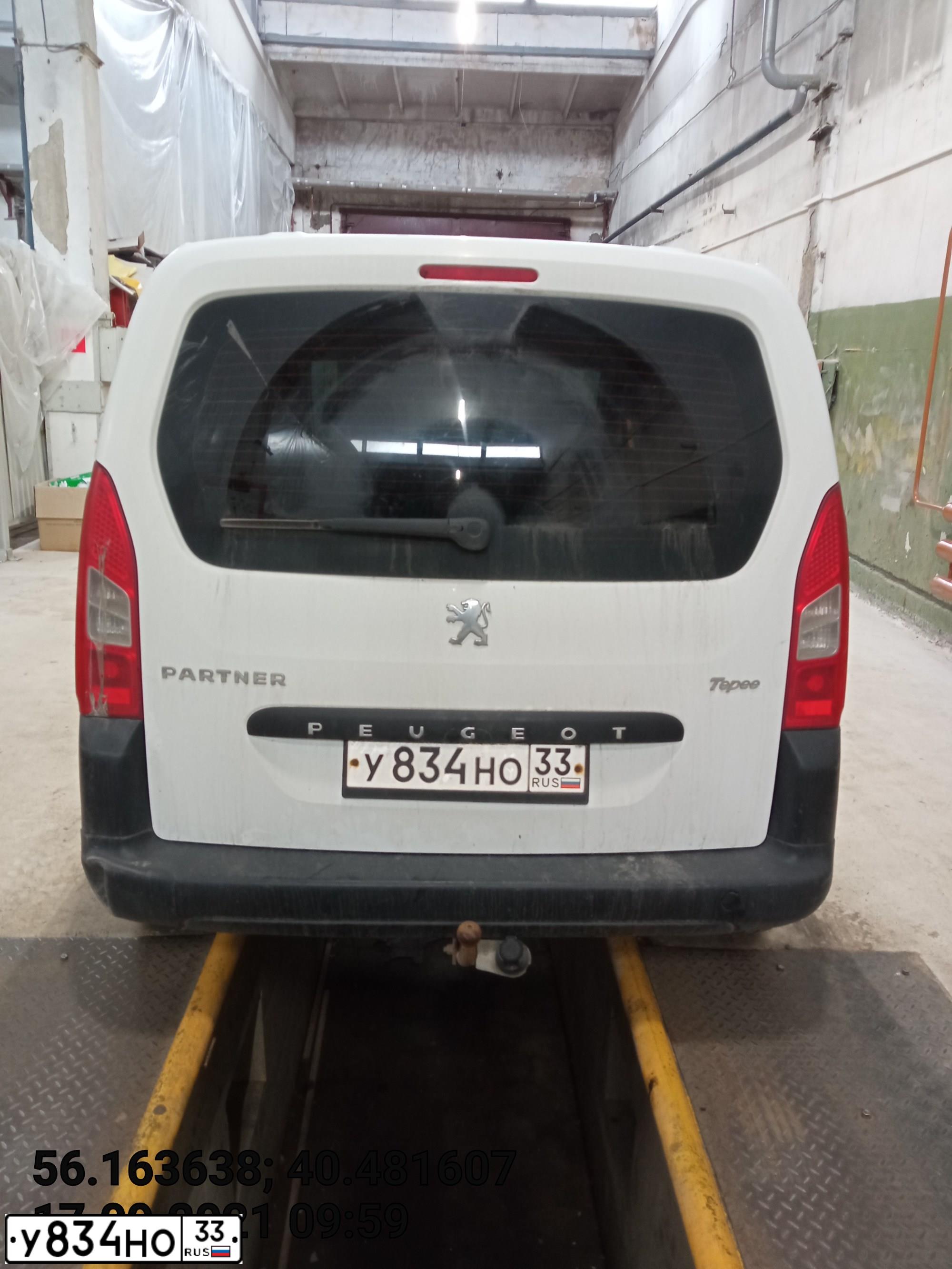 Фото автомобиля PEUGEOT PARTNER, 2010 — госномер У834НО33. Цвет: Белый