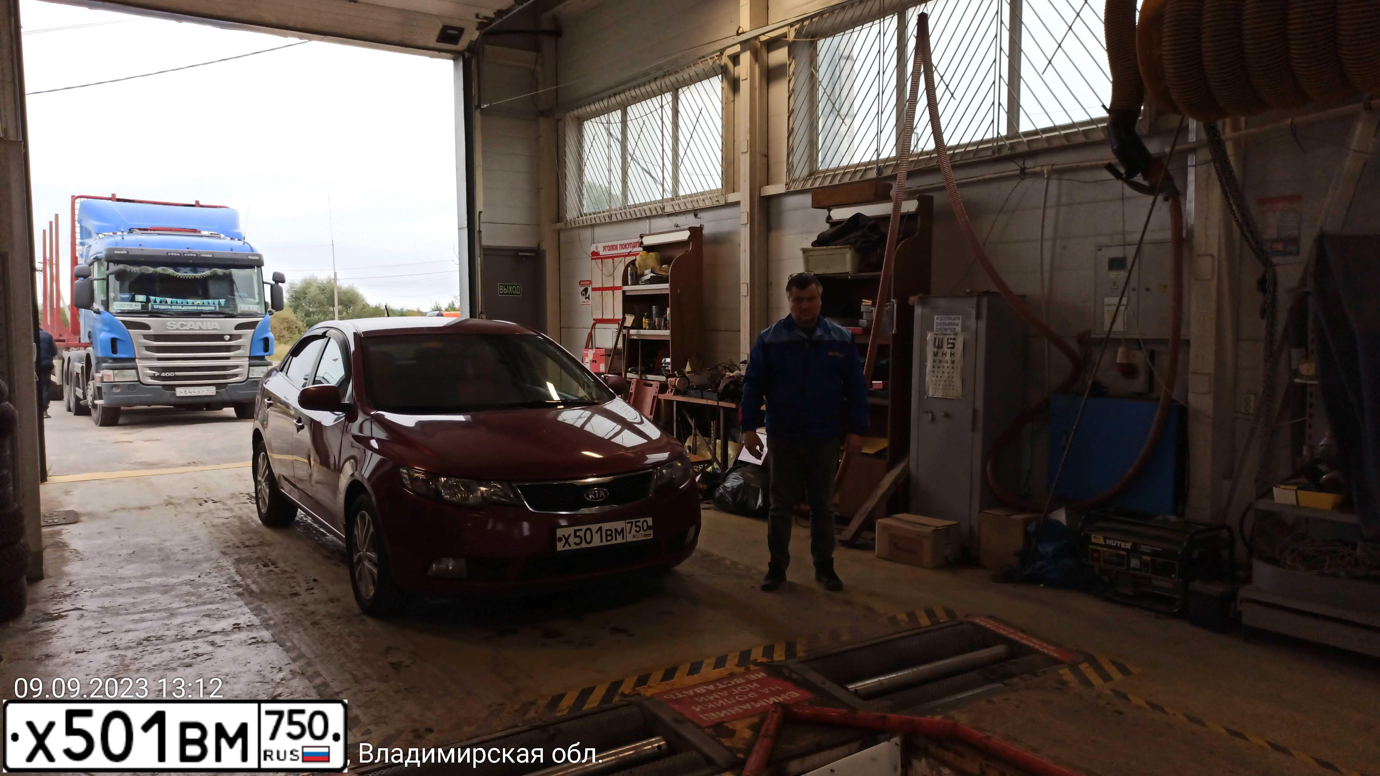 Фото автомобиля KIA CERATO, 2011 — госномер А583УЕ33. Цвет: Красный