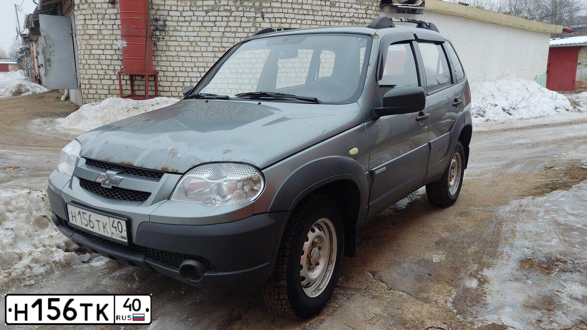 Фото автомобиля CHEVROLET NIVA, 2013 — госномер Н156ТК40. Цвет: ТЕМНО-СЕРЫЙ МЕТАЛЛИК
