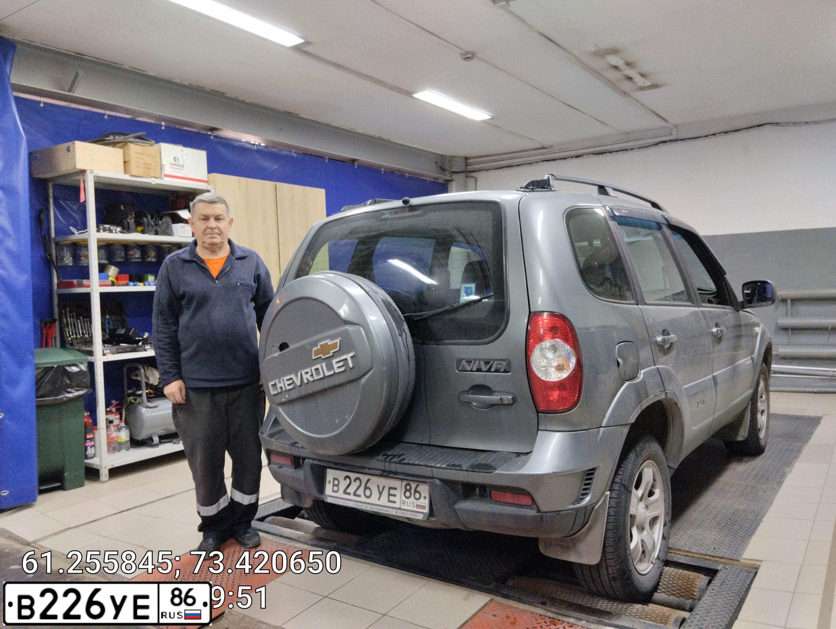 Фото автомобиля CHEVROLET NIVA, 2012 — госномер Р321ВО186. Цвет: Темно-серый металлик