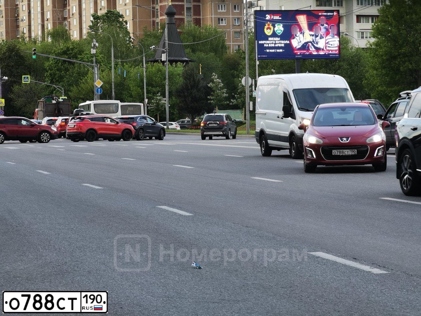 Фото автомобиля PEUGEOT 308, 2011 — госномер О788СТ190. Цвет: Красный