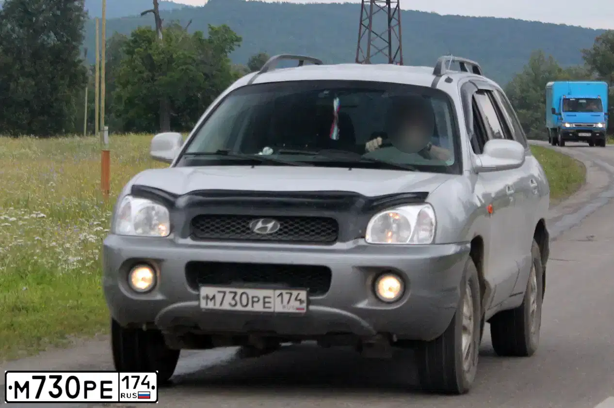 Фото автомобиля HYUNDAI SANTA FE, 2003 — госномер М730РЕ174. Цвет: Серебристый