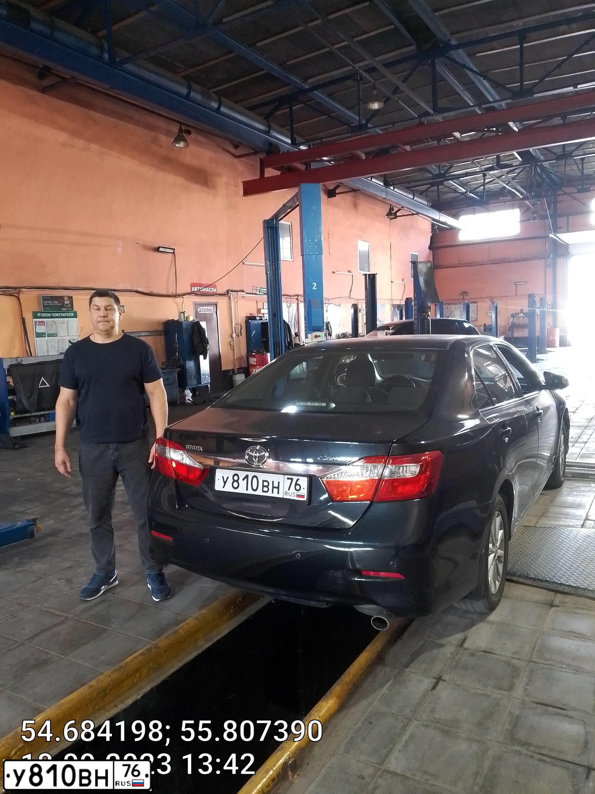 Фото автомобиля TOYOTA CAMRY, 2013 — госномер М821ТЕ702. Цвет: Серый