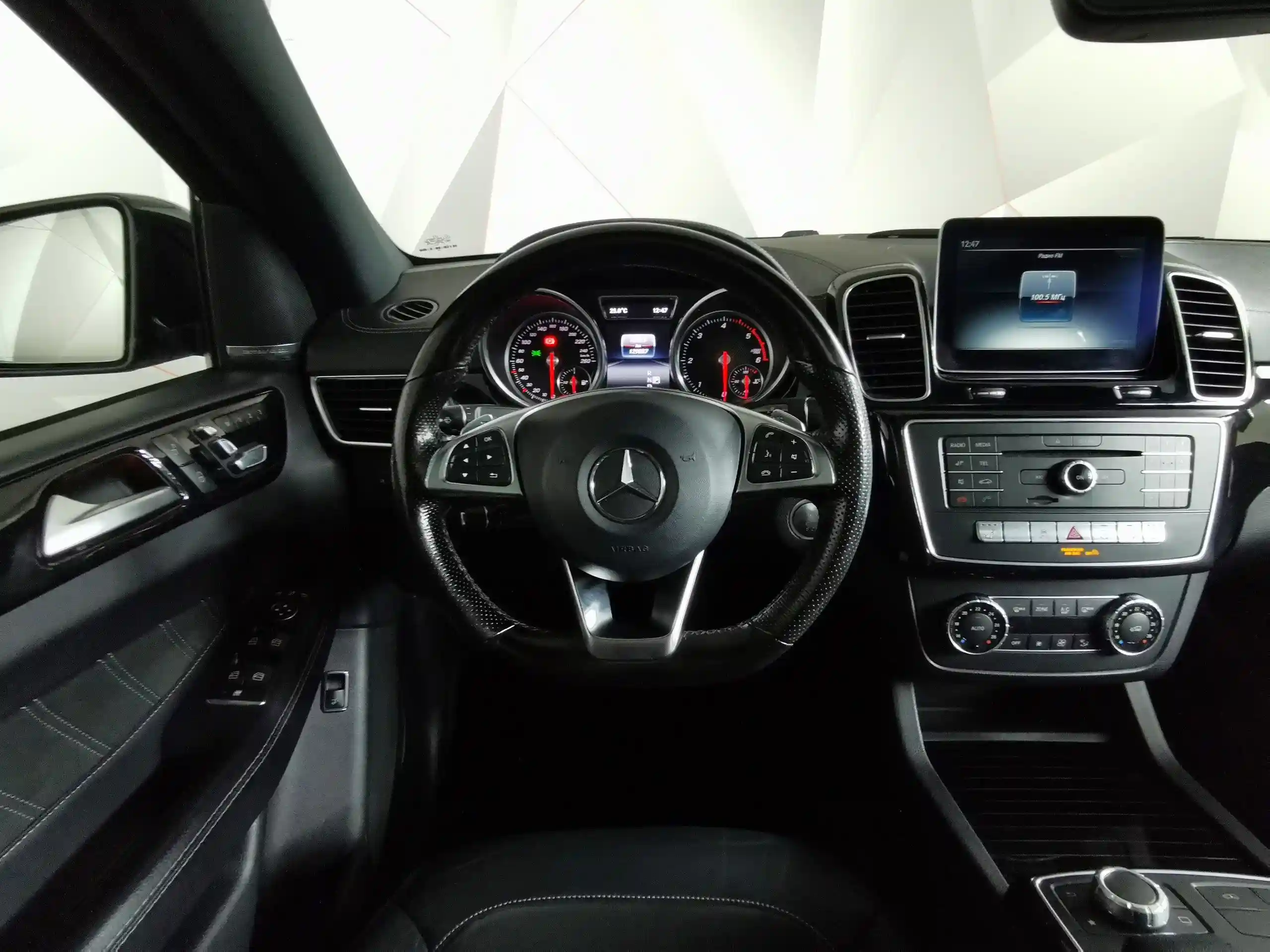 Фото автомобиля MERCEDES GLE-KLASSE, 2017 — госномер Р436АТ799. Цвет: СЕРЫЙ