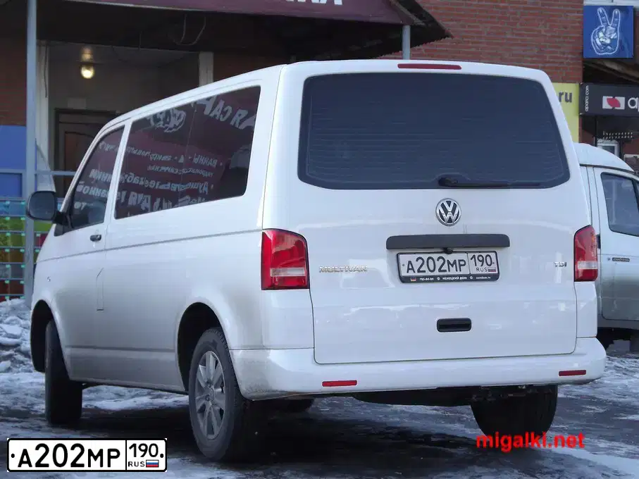 Фото автомобиля VOLKSWAGEN MULTIVAN, 2012 — госномер А202МР190. Цвет: Белый