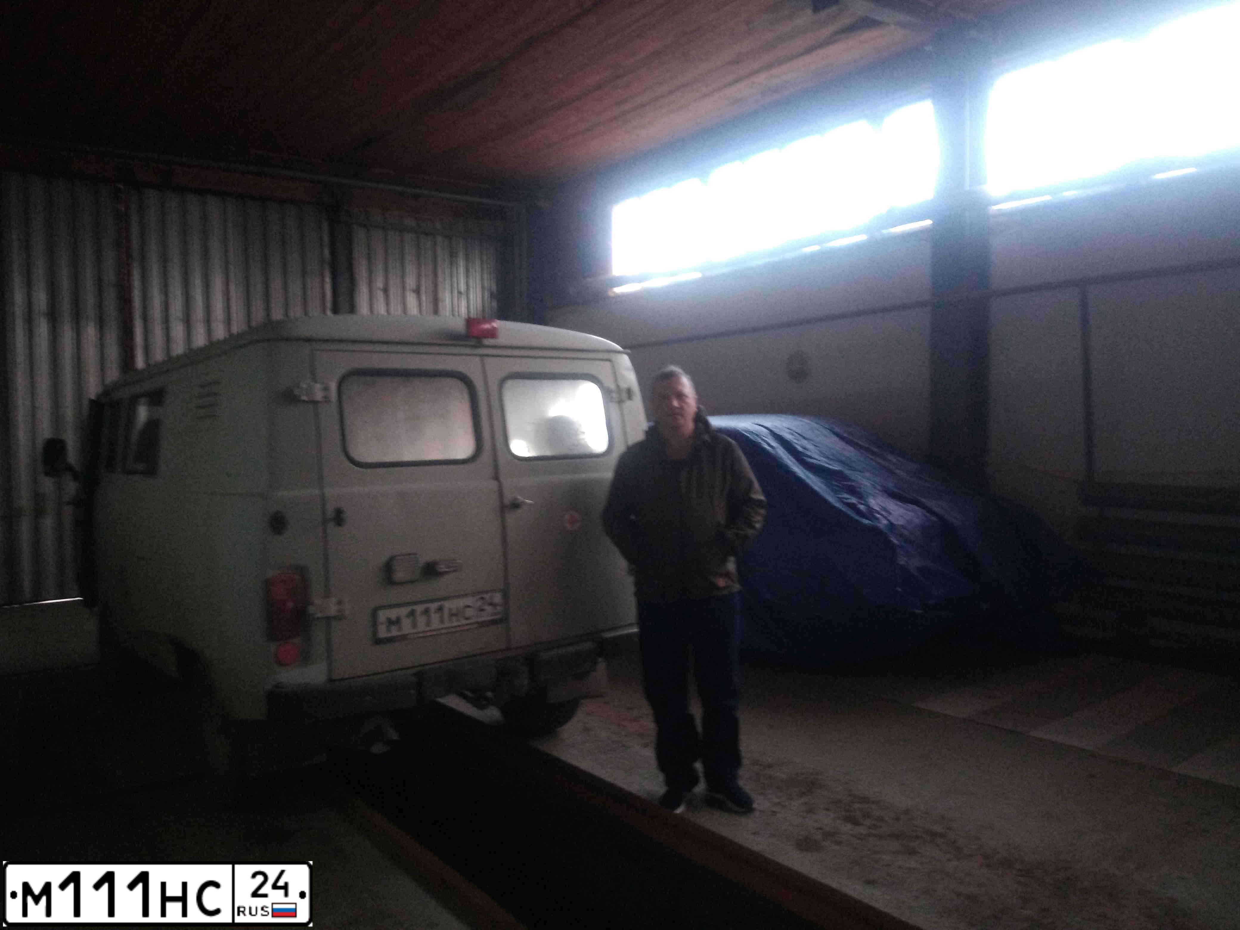 Фото автомобиля UAZ 3909, 2000 — госномер М111НС24. Цвет: БЕЛЫЙ