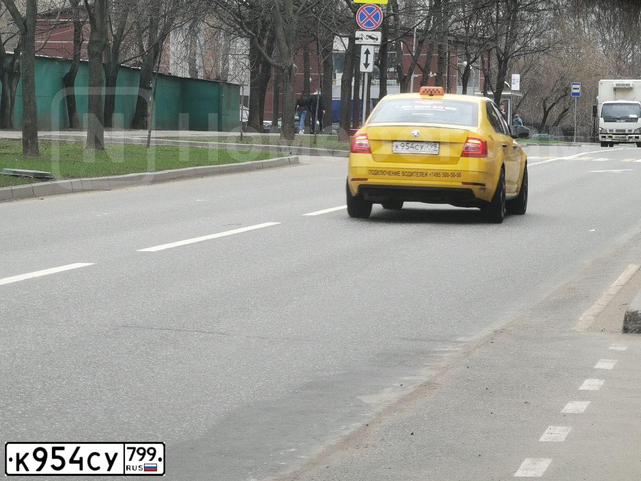 Фото автомобиля SKODA OCTAVIA, 2019 — госномер К954СУ799. Цвет: ЖЕЛТЫЙ