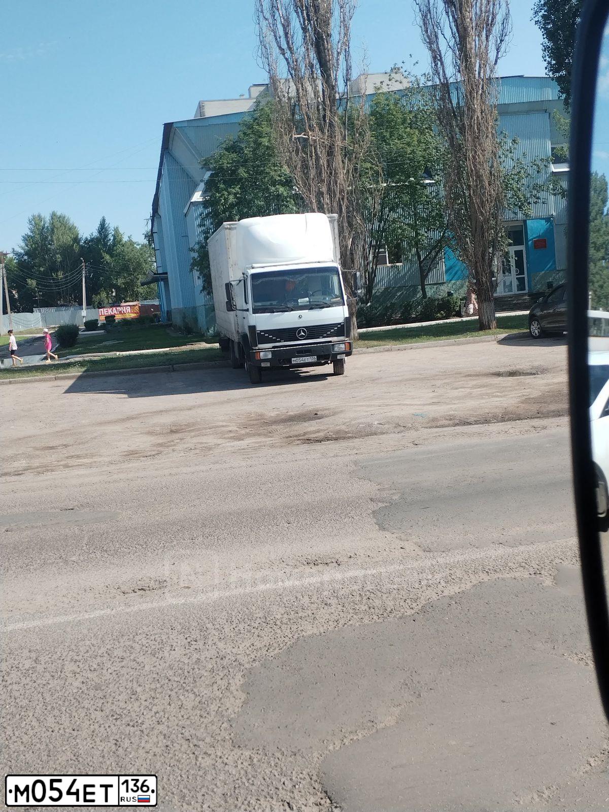 Фото автомобиля MERCEDES LK-SERIE, 1989 — госномер М054ЕТ136. Цвет: Белый