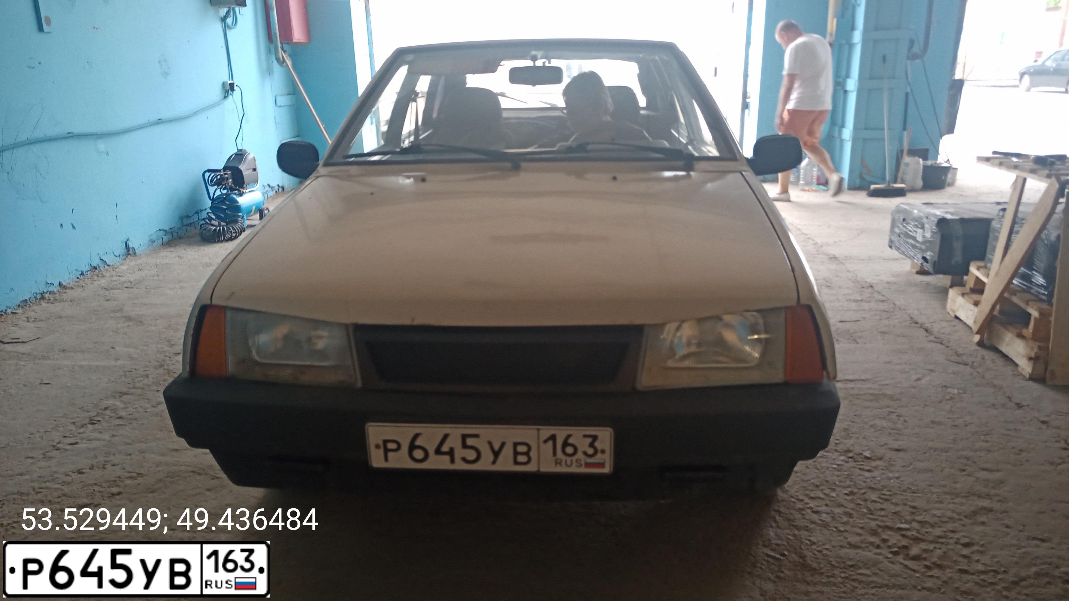Фото автомобиля LADA 2109 SAMARA, 2001 — госномер Р645УВ163. Цвет: Серебристо-золотой