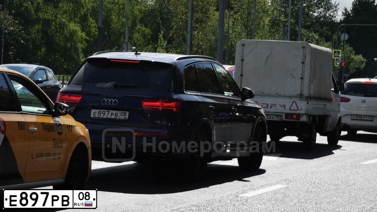 Фото автомобиля AUDI Q7, 2018 — госномер Е897РВ08. Цвет: синий