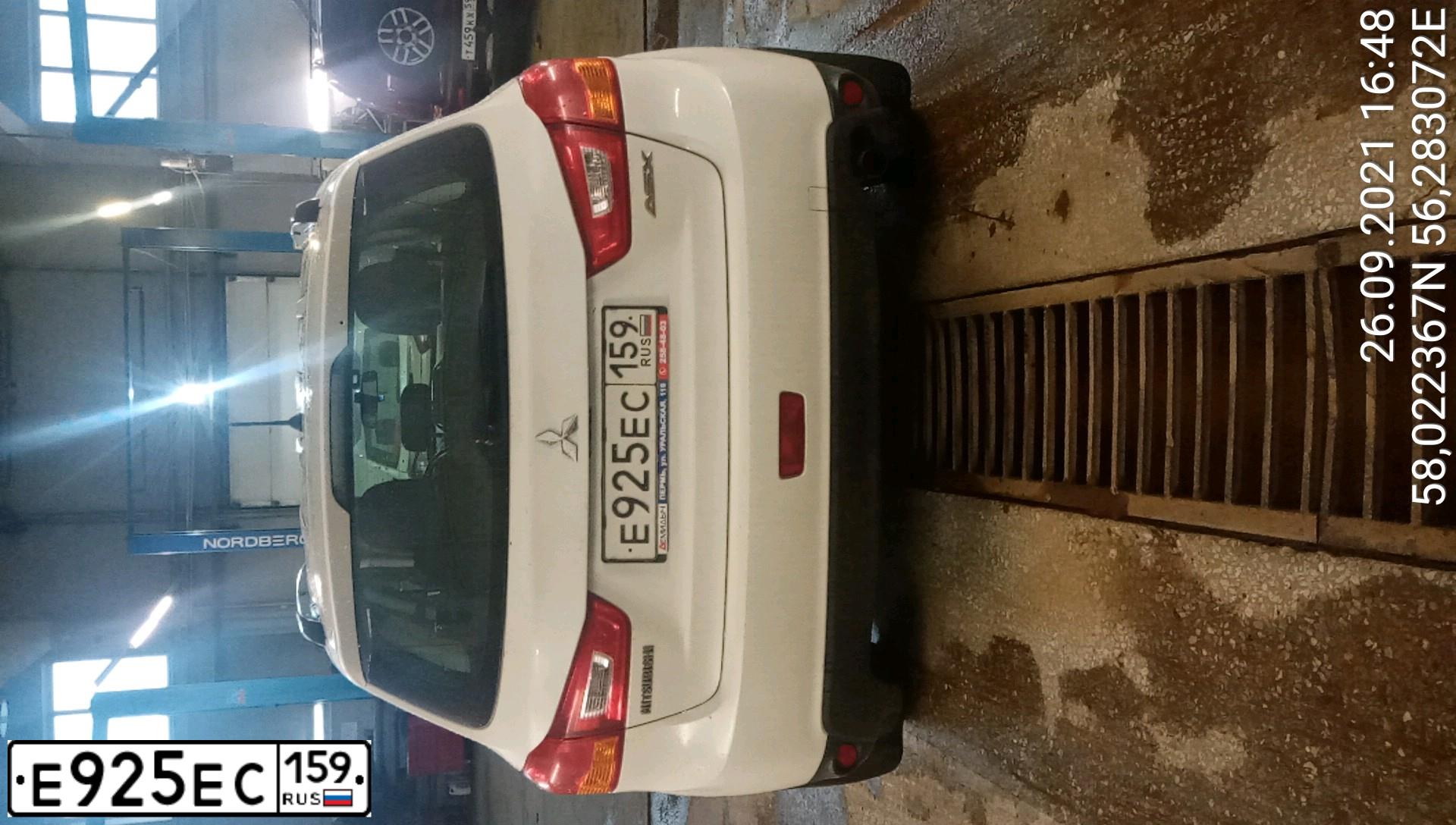 Фото автомобиля MITSUBISHI ASX, 2013 — госномер Е925ЕС159. Цвет: Белый