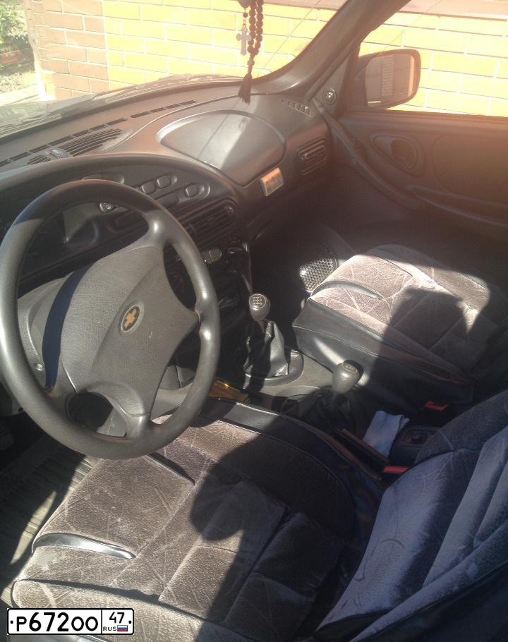 Фото автомобиля CHEVROLET NIVA, 2008 — госномер Р672ОО47. Цвет: серо-голубой