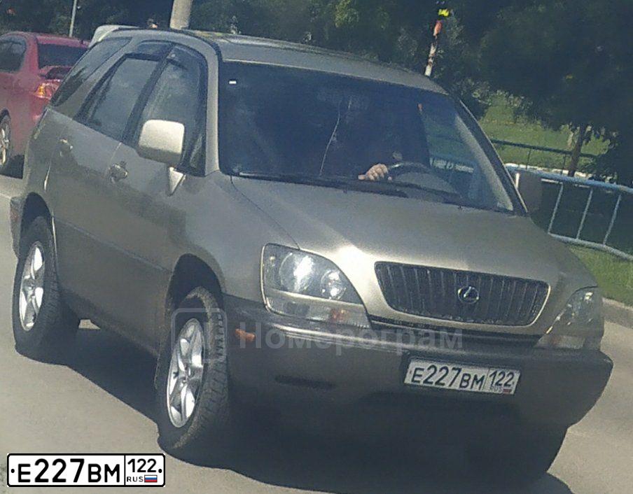 Фото автомобиля LEXUS RX, 2000 — госномер Т375ВВ977. Цвет: ЗОЛОТИСТЫЙ