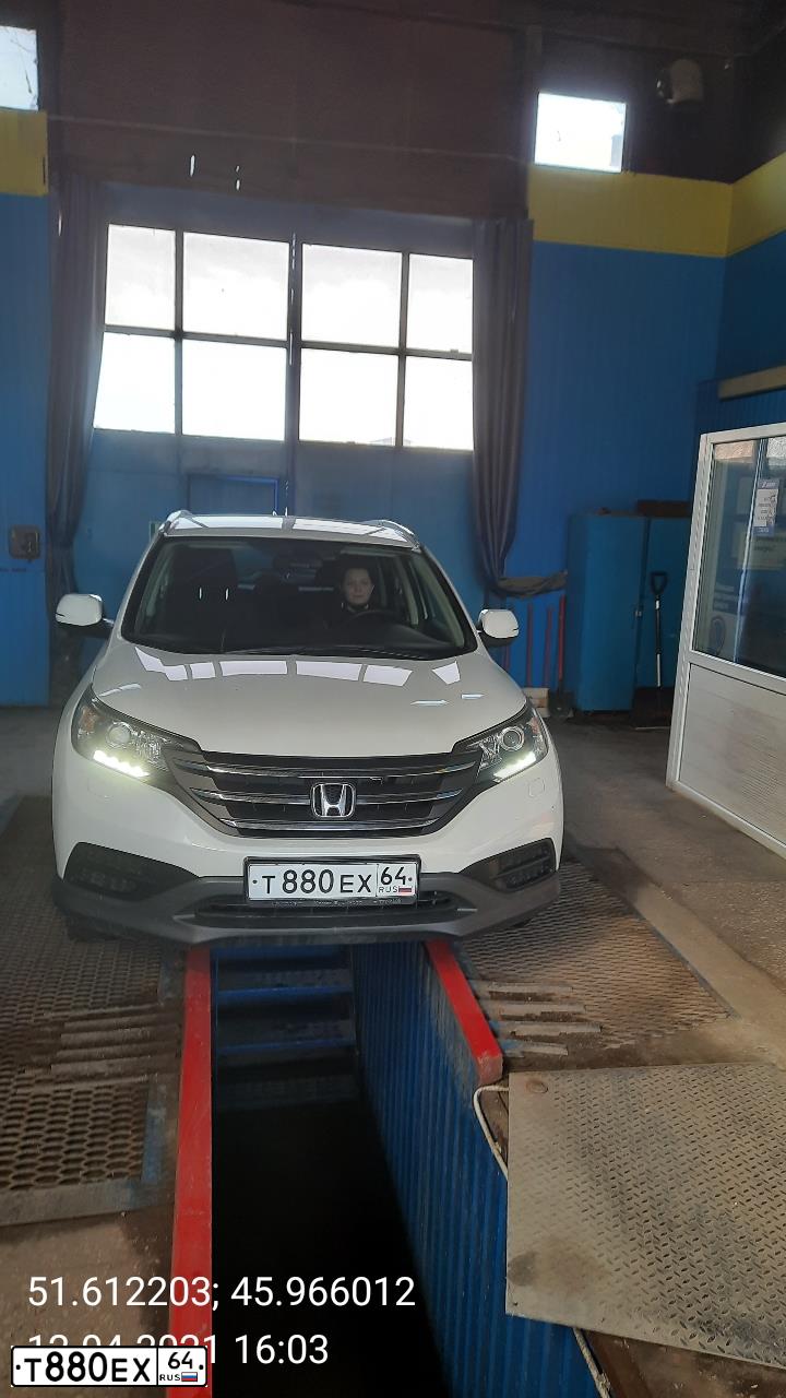 Фото автомобиля HONDA CR-V, 2013 — госномер Т880ЕХ64. Цвет: Белый