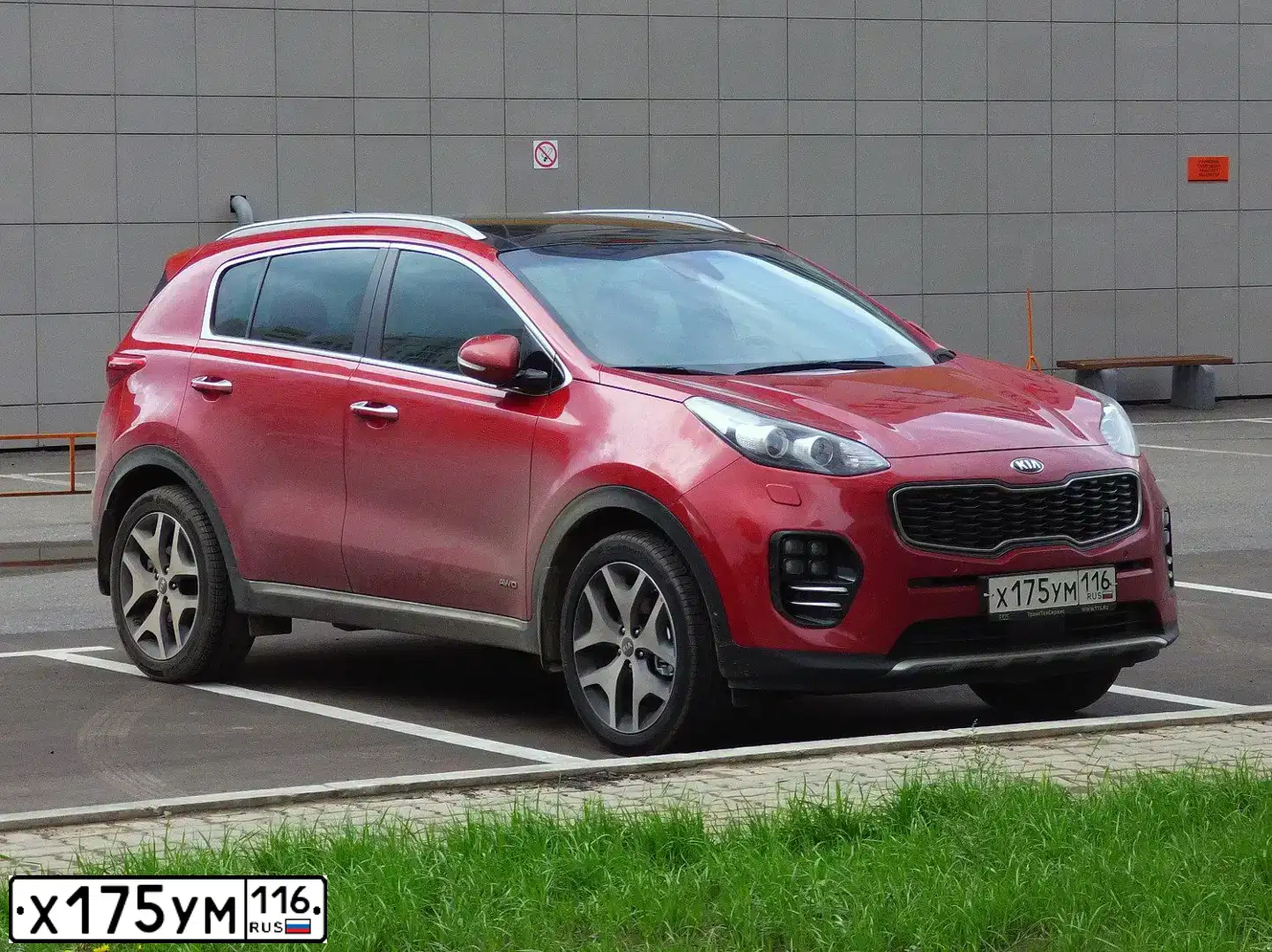 Фото автомобиля KIA SPORTAGE, 2016 — госномер Е381МС716. Цвет: КРАСНЫЙ