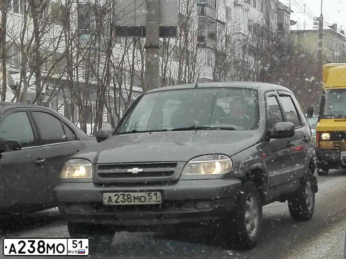 Фото автомобиля CHEVROLET T NIVA, 2005 — госномер А110МО51. Цвет: Темно-серый металлик