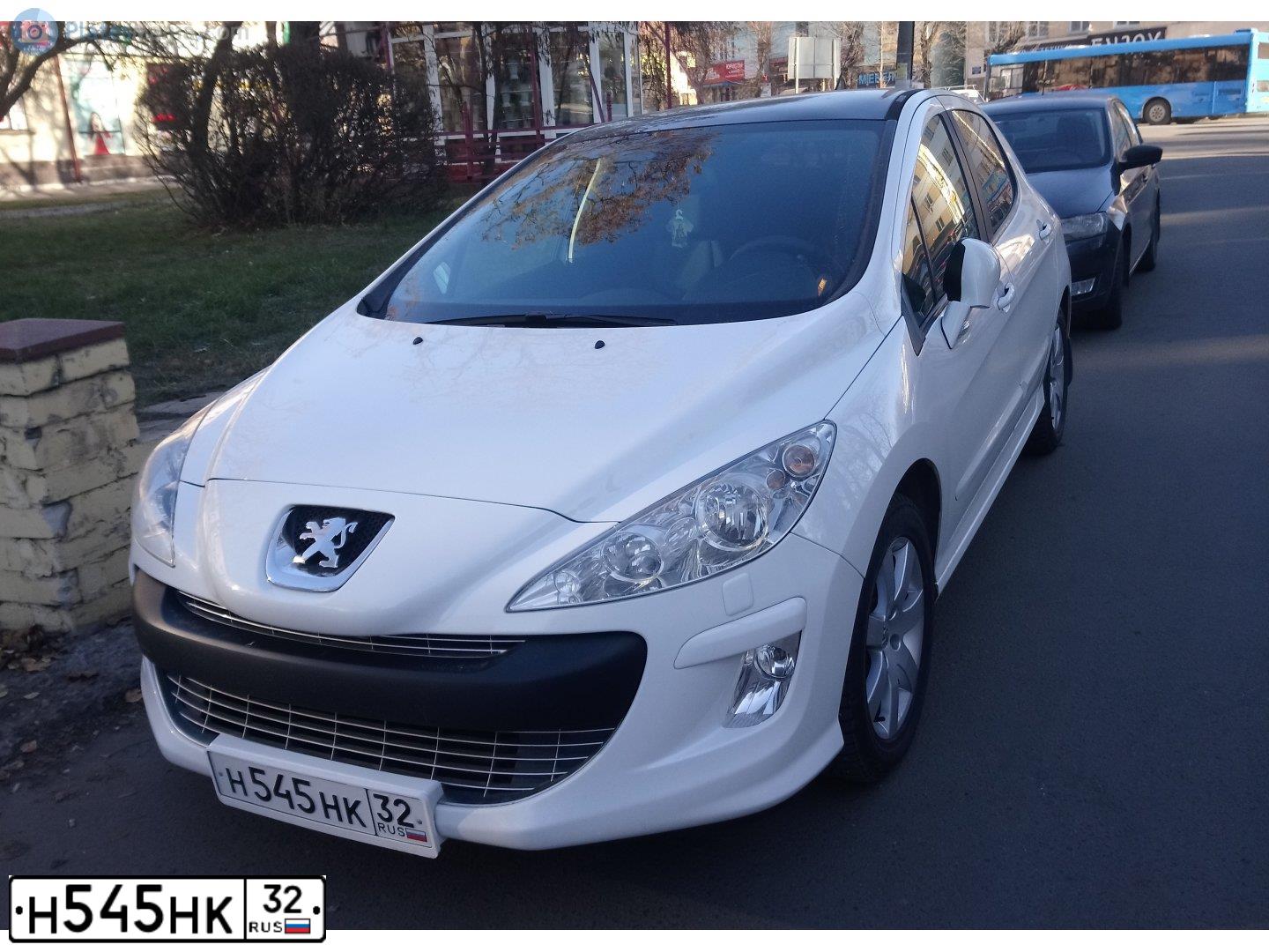 Фото автомобиля PEUGEOT 308, 2011 — госномер В256УЕ77. Цвет: Белый