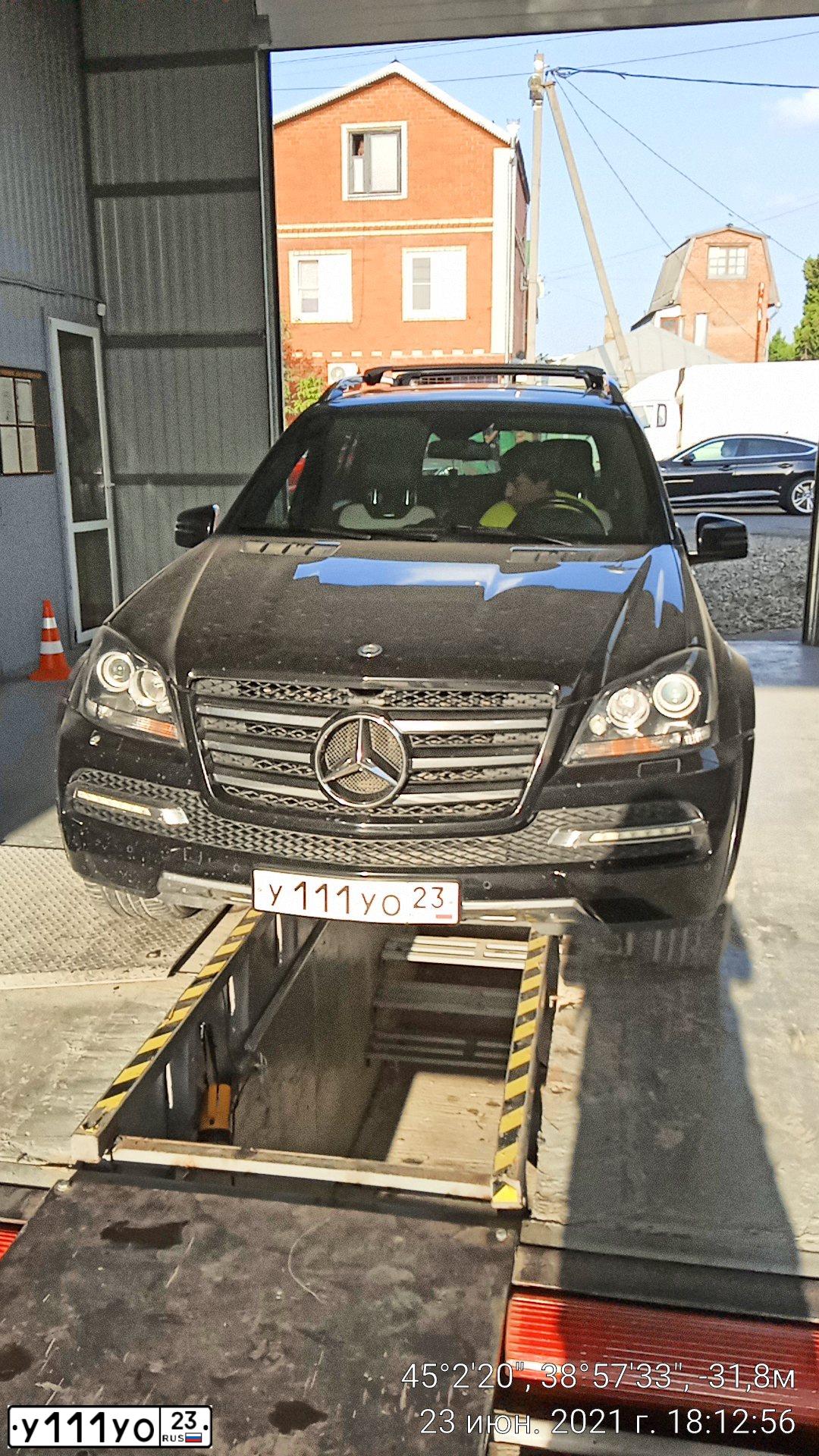 Фото автомобиля MERCEDES E-KLASSE, 2004 — госномер У111УО23. Цвет: СЕРЕБРИСТЫЙ