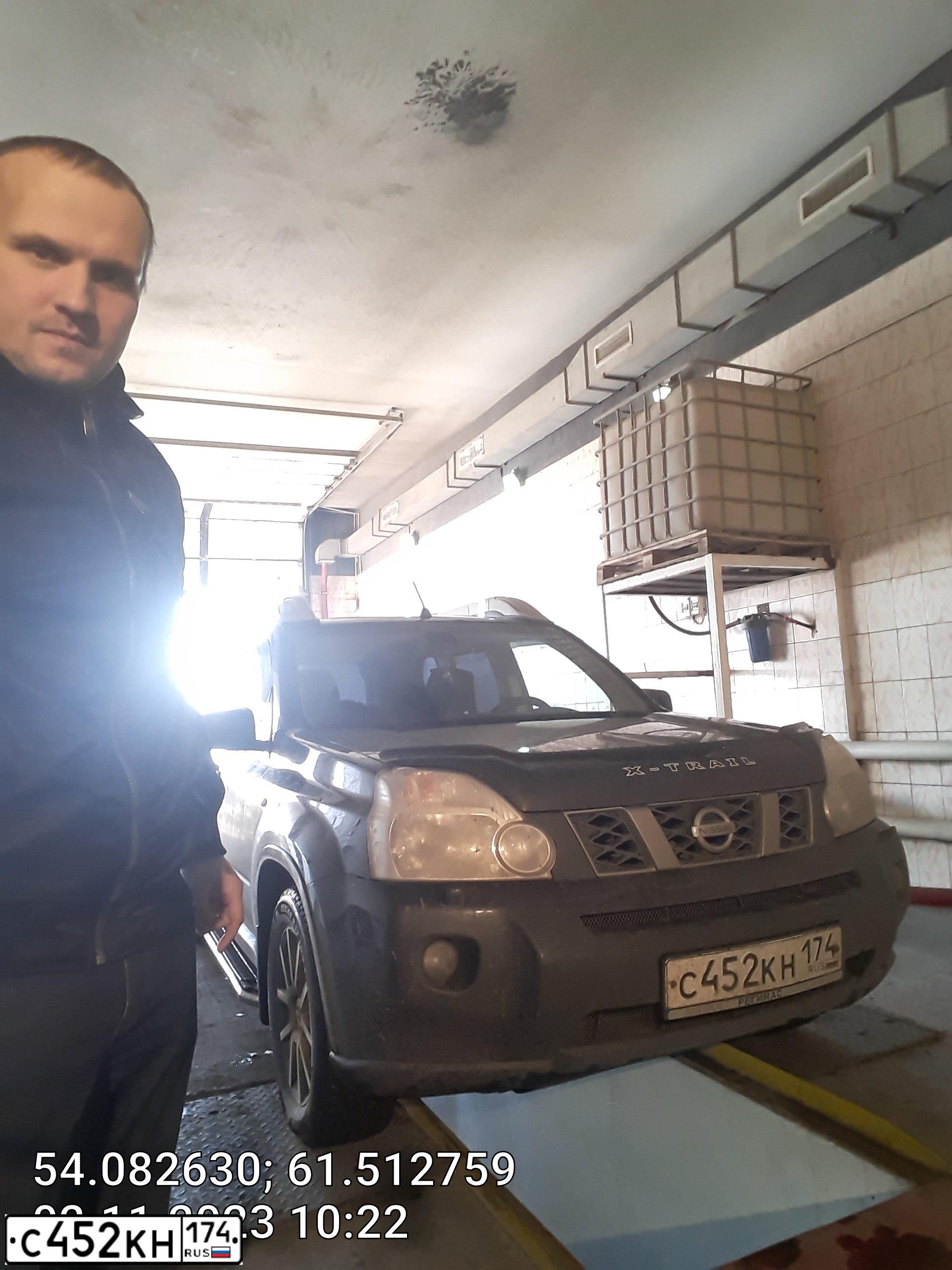 Фото автомобиля NISSAN X-TRAIL, 2010 — госномер С452КН174. Цвет: ЧЕРНЫЙ