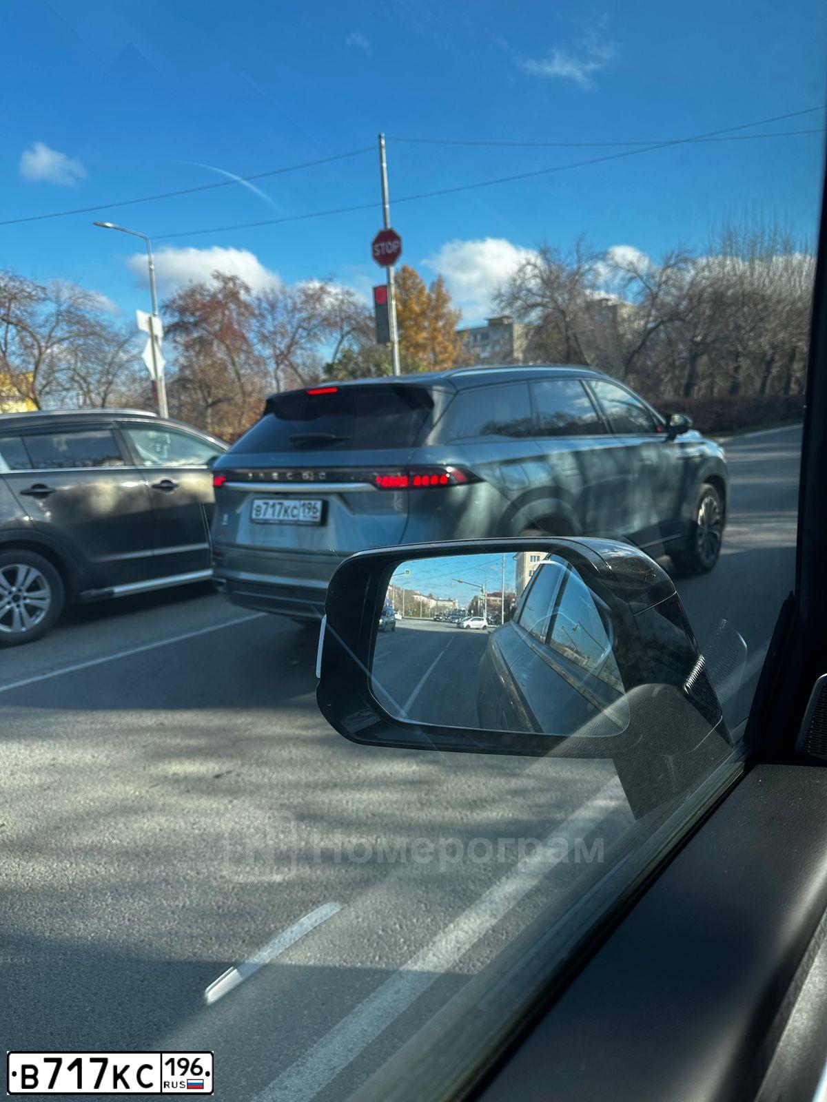 Фото автомобиля HYUNDAI SANTA FE, 2014 — госномер В717КС196. Цвет: БЕЖЕВЫЙ