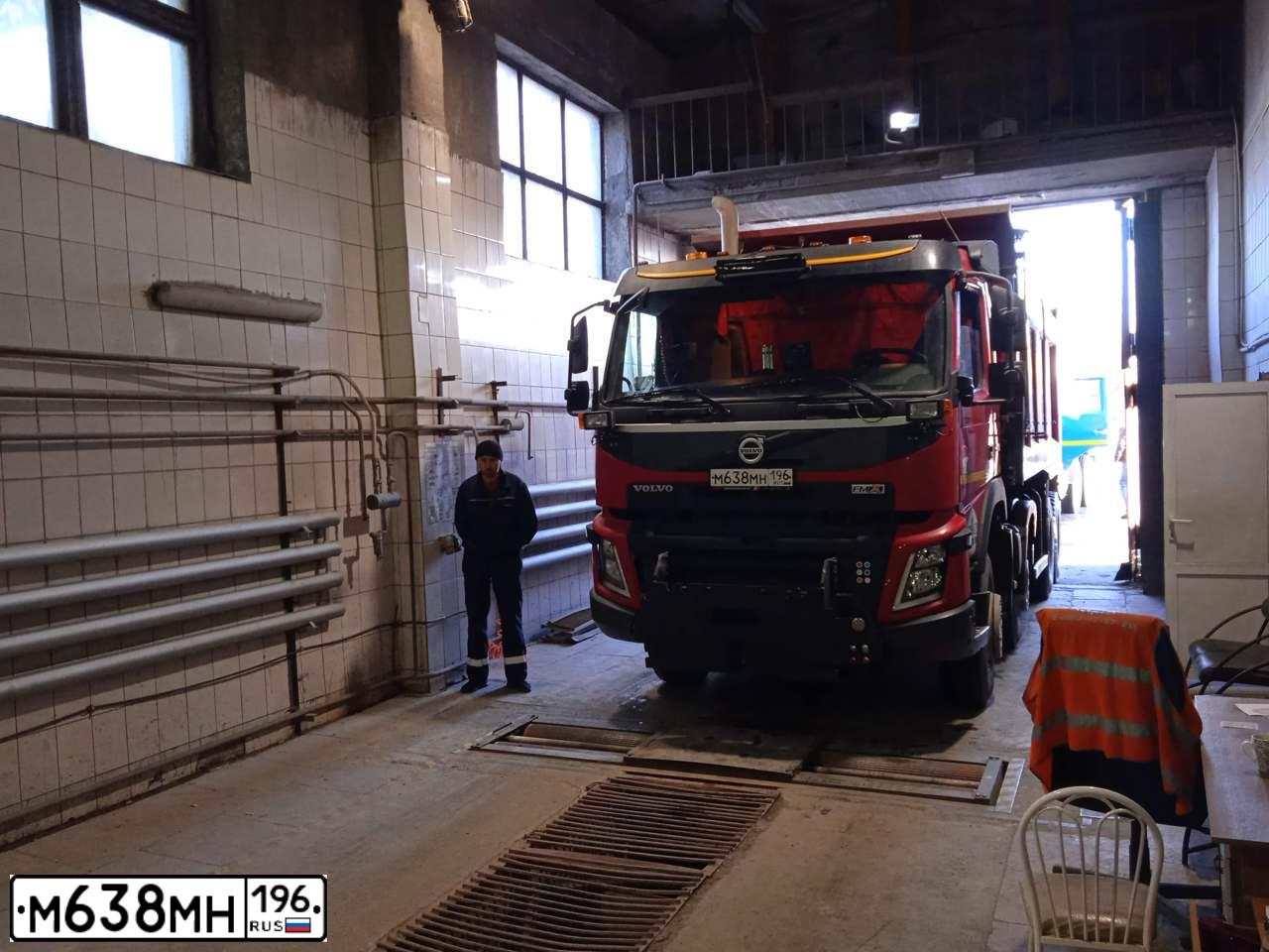 Фото автомобиля VOLVO SERIE FM /8X4/, 2019 — госномер М638МН196. Цвет: Красный