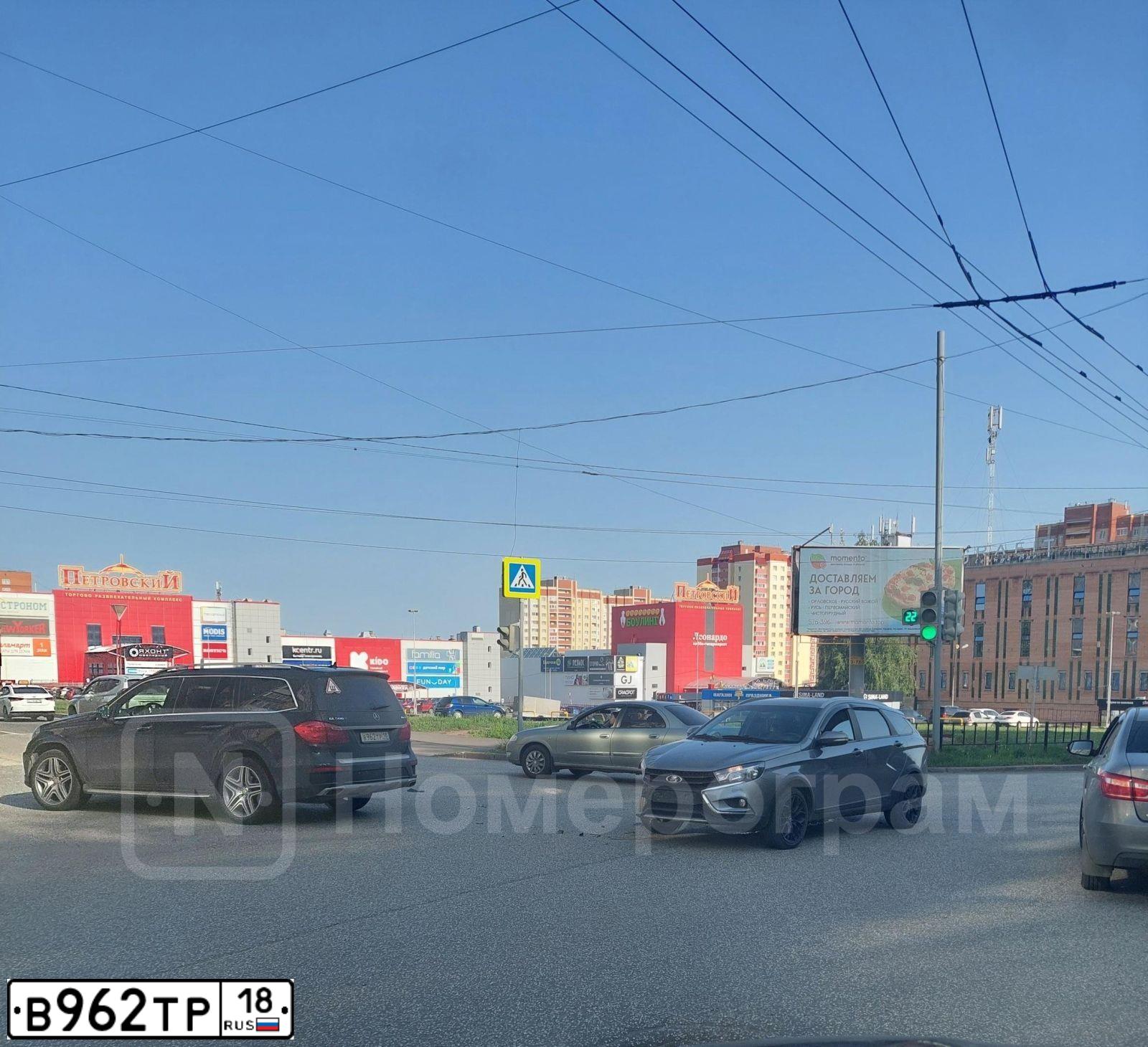 Фото автомобиля MERCEDES-BENZ МЕРСЕДЕС-БЕНЦ GL 500 4MATIC, 2015 — госномер В962ТР18. Цвет: ЧЕРНЫЙ