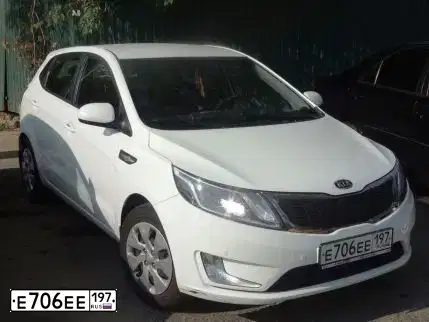 Фото автомобиля KIA RIO, 2012 — госномер Е706ЕЕ197. Цвет: Белый