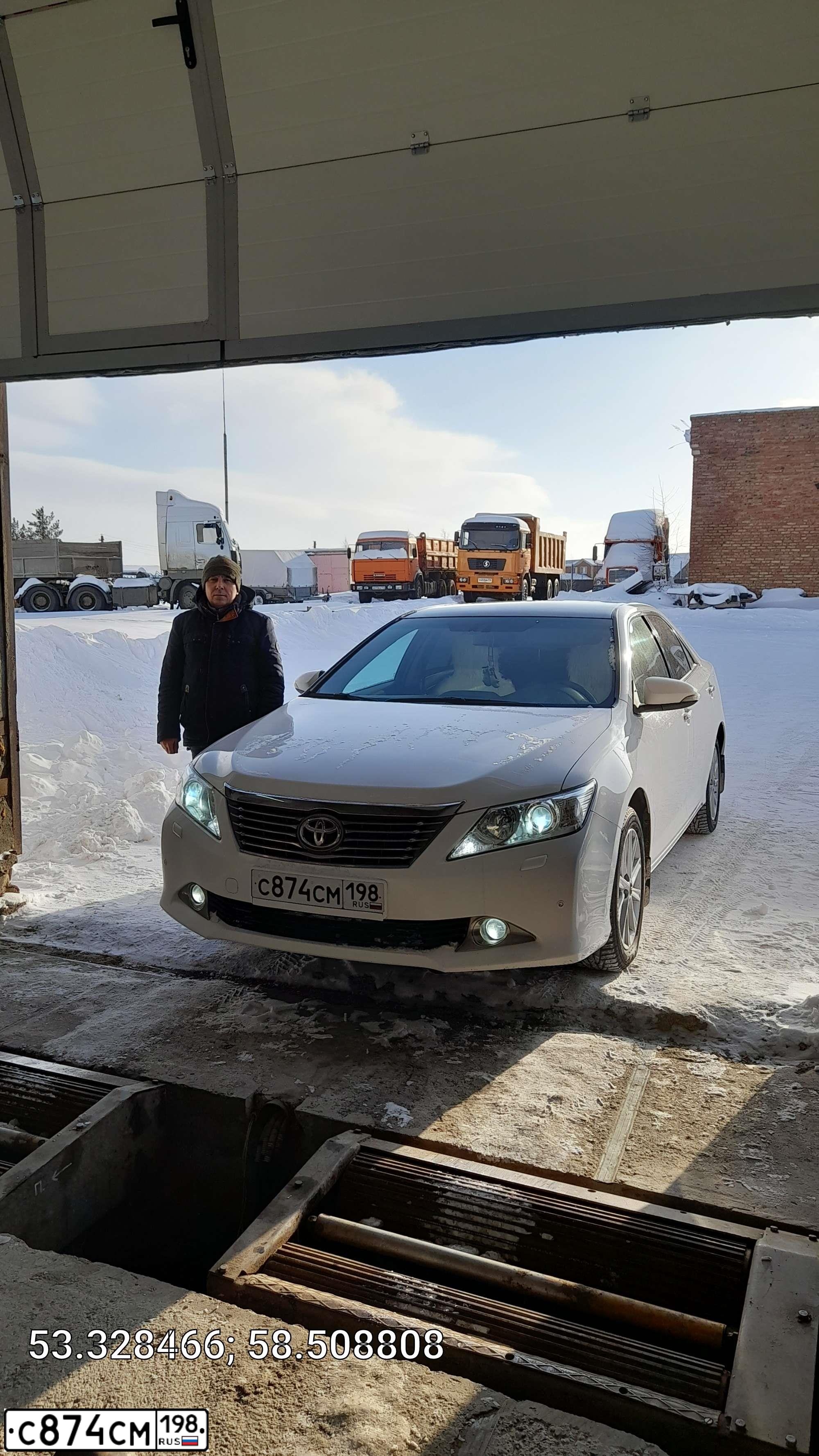 Фото автомобиля TOYOTA CAMRY, 2013 — госномер В990ОА198. Цвет: Белый