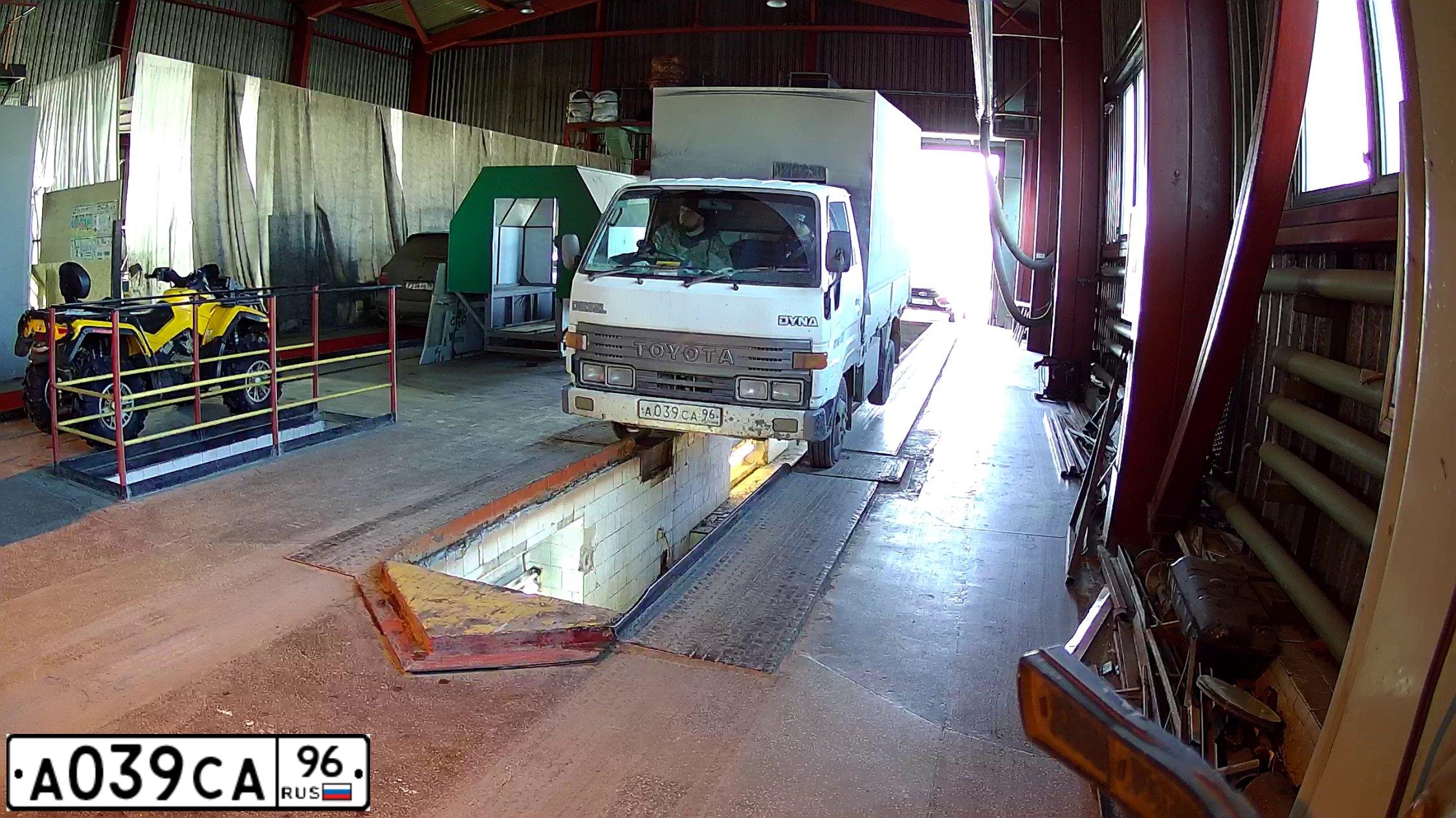 Фото автомобиля SUBARU OUTBACK, 2006 — госномер А039СА196. Цвет: СЕРЫЙ