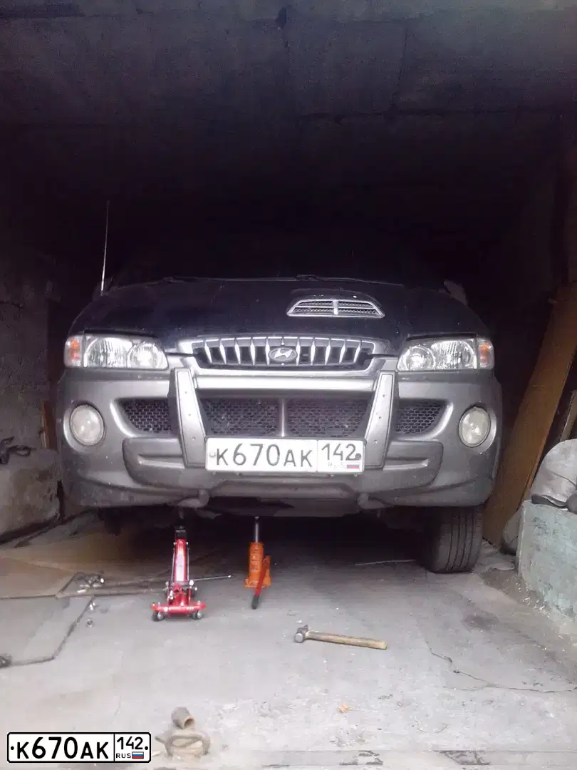Фото автомобиля HYUNDAI H 1/H 100/STAREX, 2003 — госномер К670АК142. Цвет: ЧЕРНЫЙ ТЕМНО-СЕРЫЙ