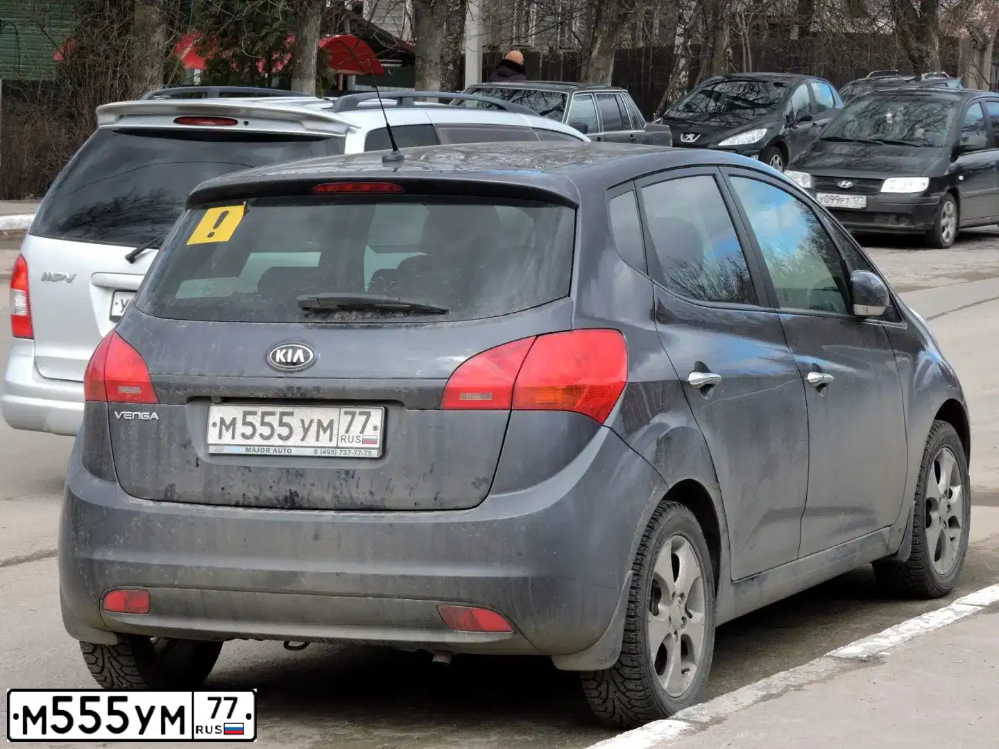 Фото автомобиля KIA VENGA, 2012 — госномер М555УМ77. Цвет: СЕРЫЙ