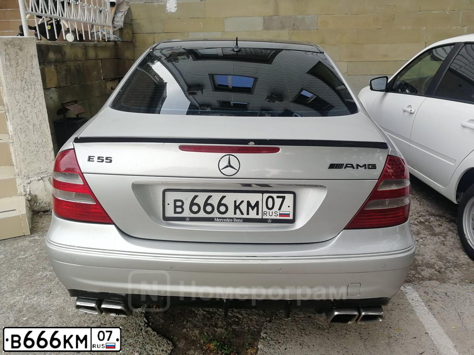 Фото автомобиля MERCEDES E-KLASSE, 2002 — госномер Х017ВВ177. Цвет: СВЕТЛО-СЕРЫЙ