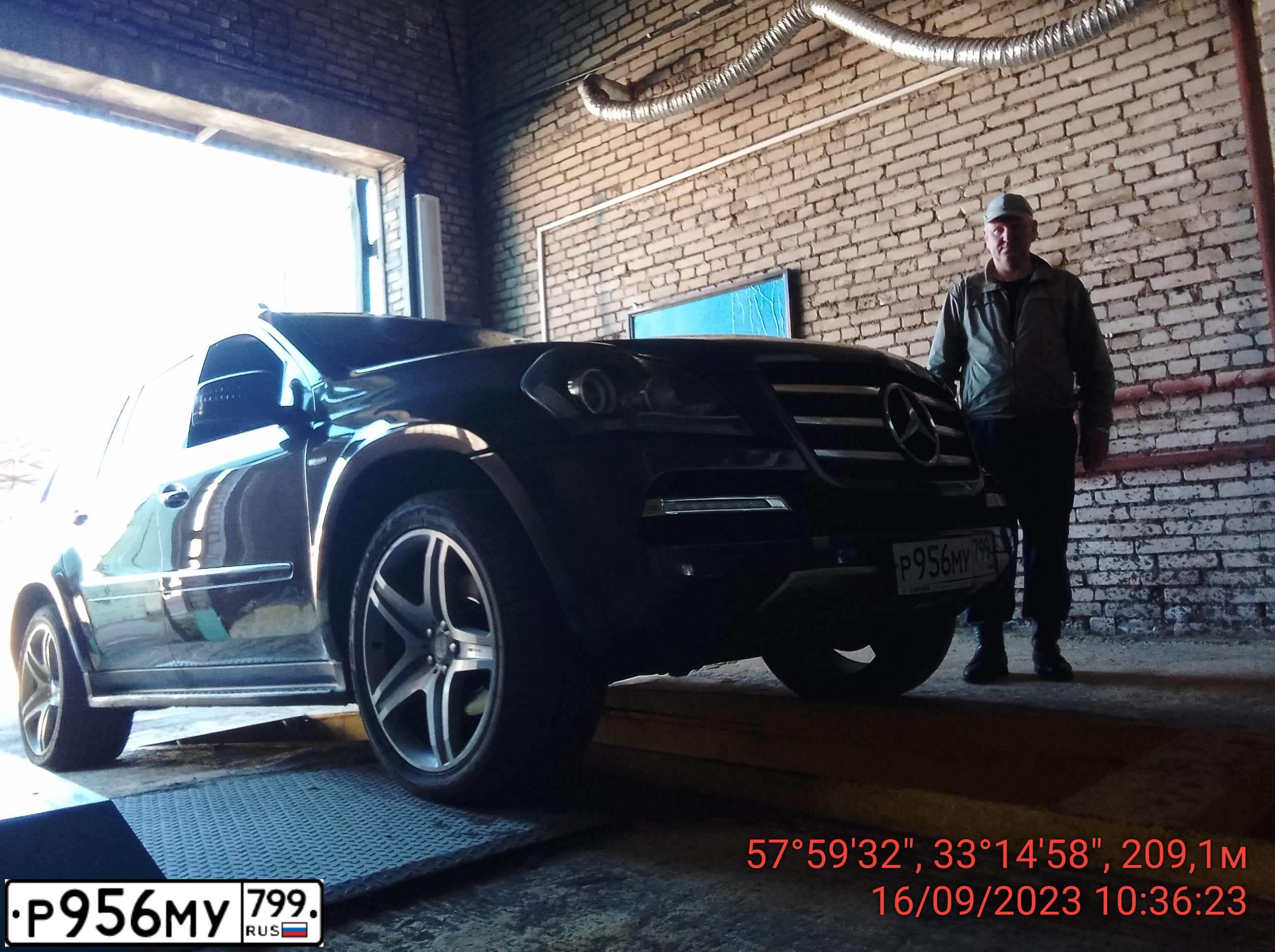 Фото автомобиля MERCEDES GL-KLASSE, 2012 — госномер О020ОО199. Цвет: Коричневый