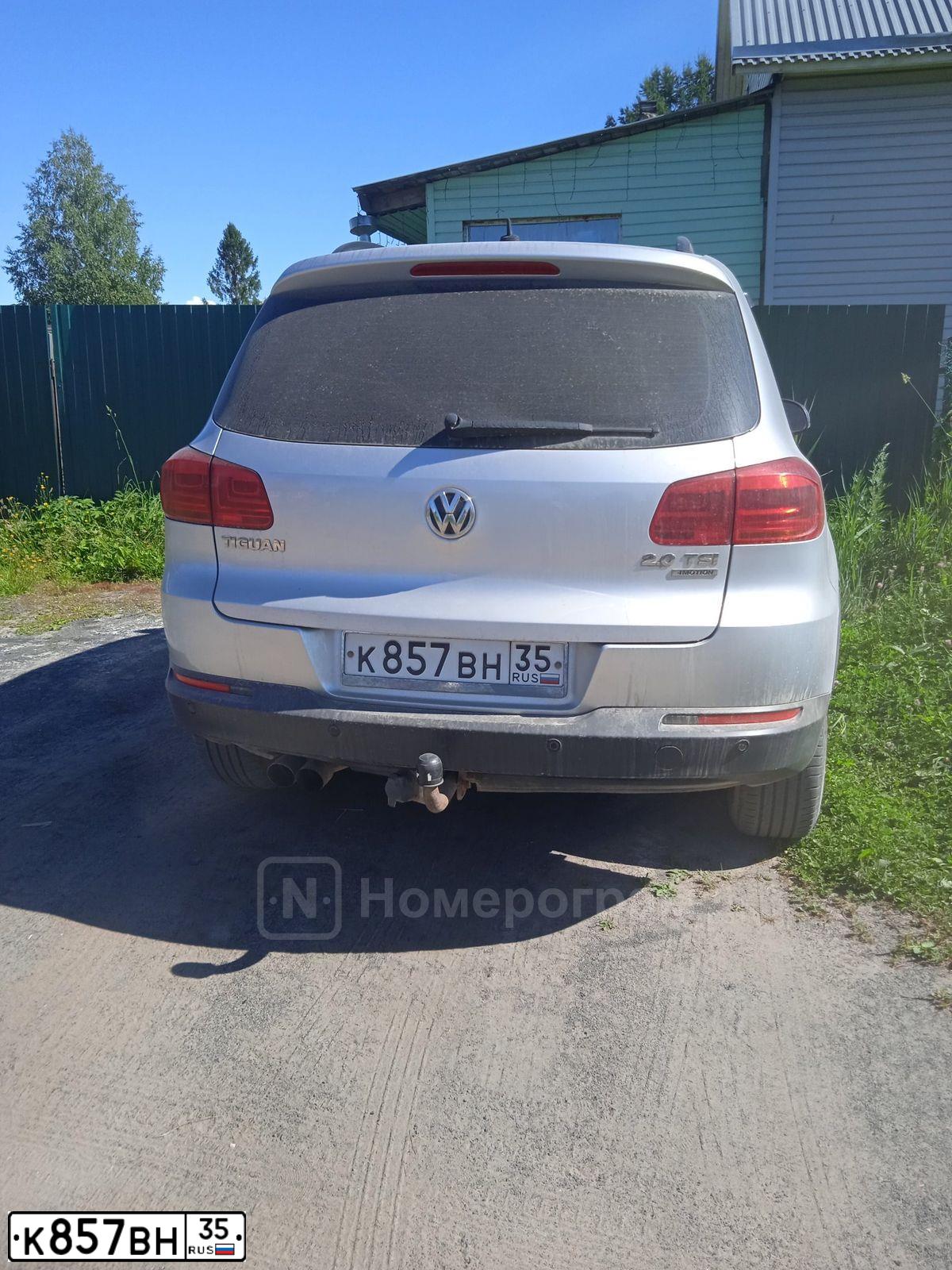 Фото автомобиля VOLKSWAGEN TIGUAN, 2012 — госномер К857ВН35. Цвет: Серебристый