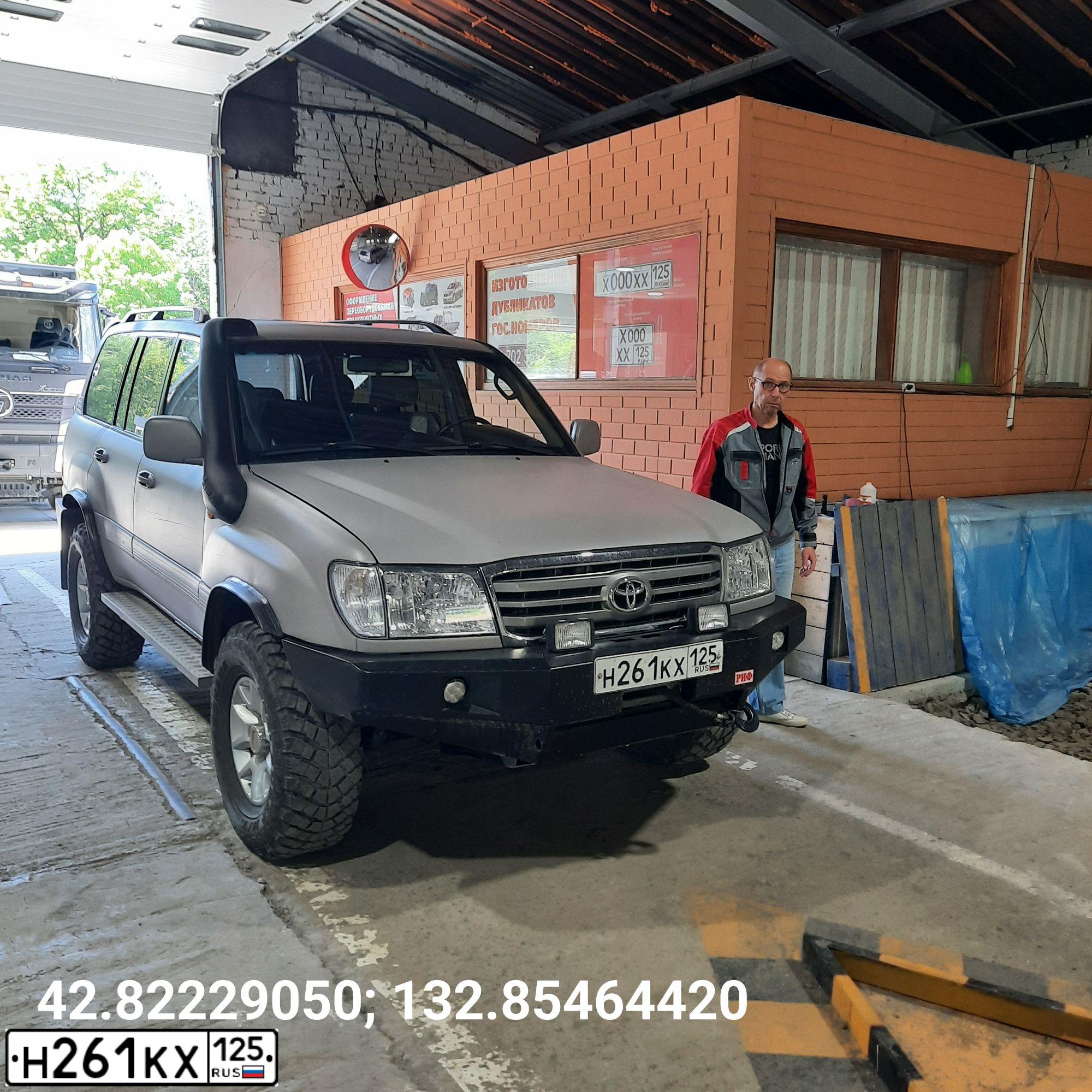 Фото автомобиля TOYOTA LANDCRUISER, 2003 — госномер Т999РН99. Цвет: Серебристый