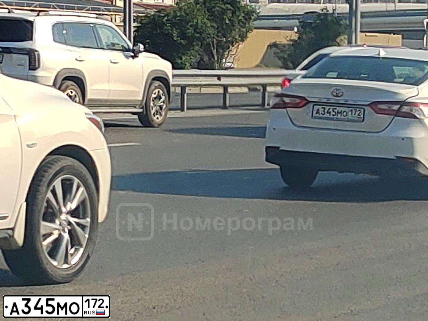 Фото автомобиля TOYOTA CAMRY, 2018 — госномер А345МО172. Цвет: БЕЛЫЙ