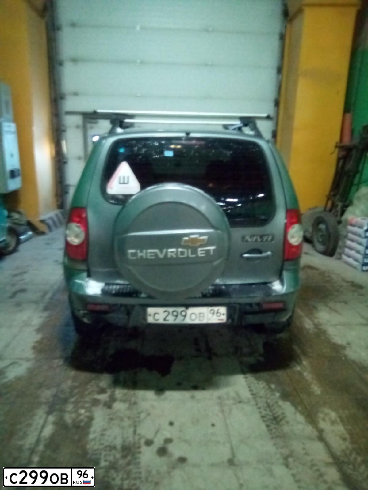 Фото автомобиля CHEVROLET NIVA, 2011 — госномер С299ОВ96. Цвет: Т.СЕРЫЙ