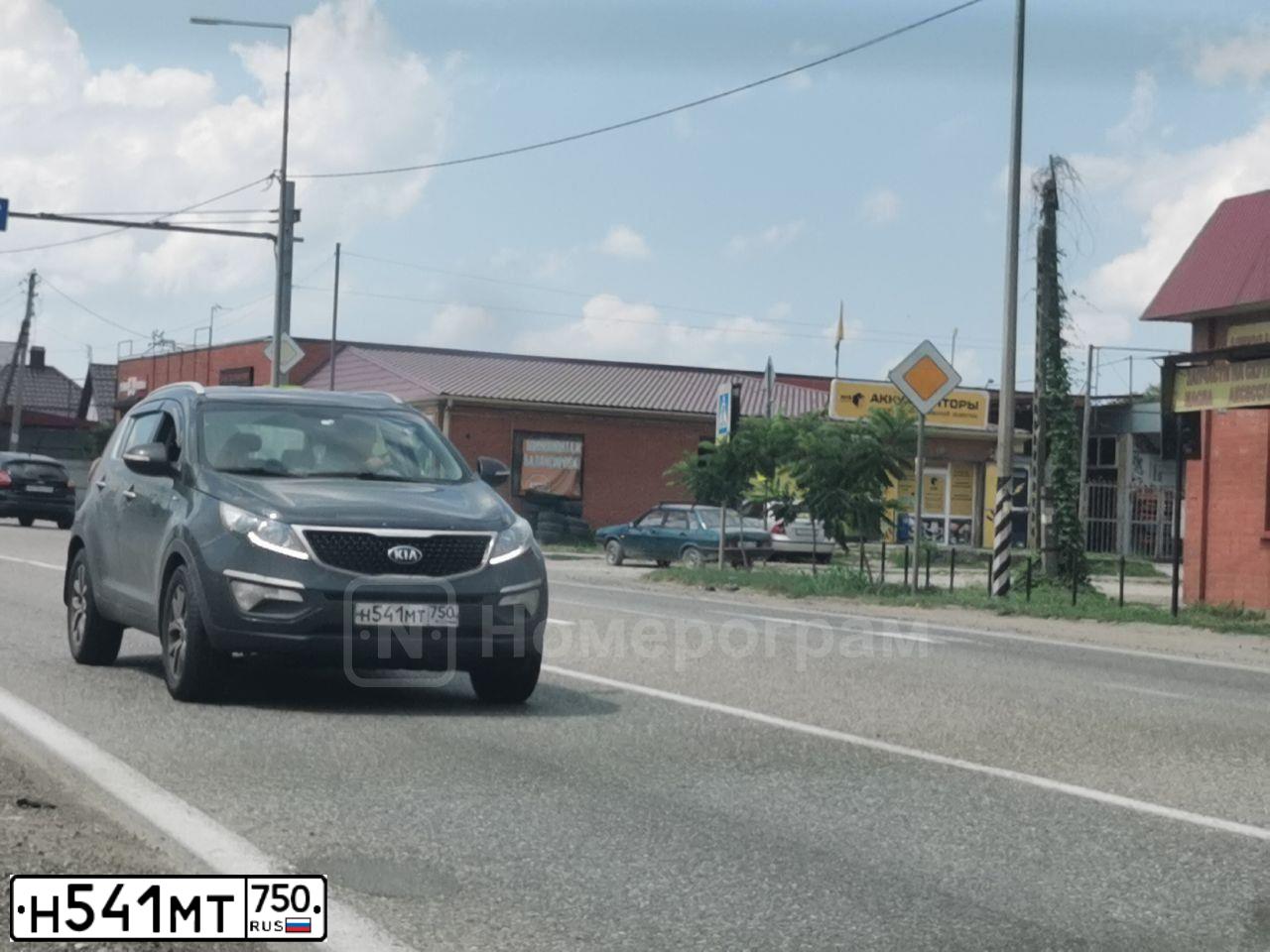 Фото автомобиля KIA SPORTAGE, 2015 — госномер Е915ХУ33. Цвет: ЧЕРНЫЙ ПЕРЛАМУТР