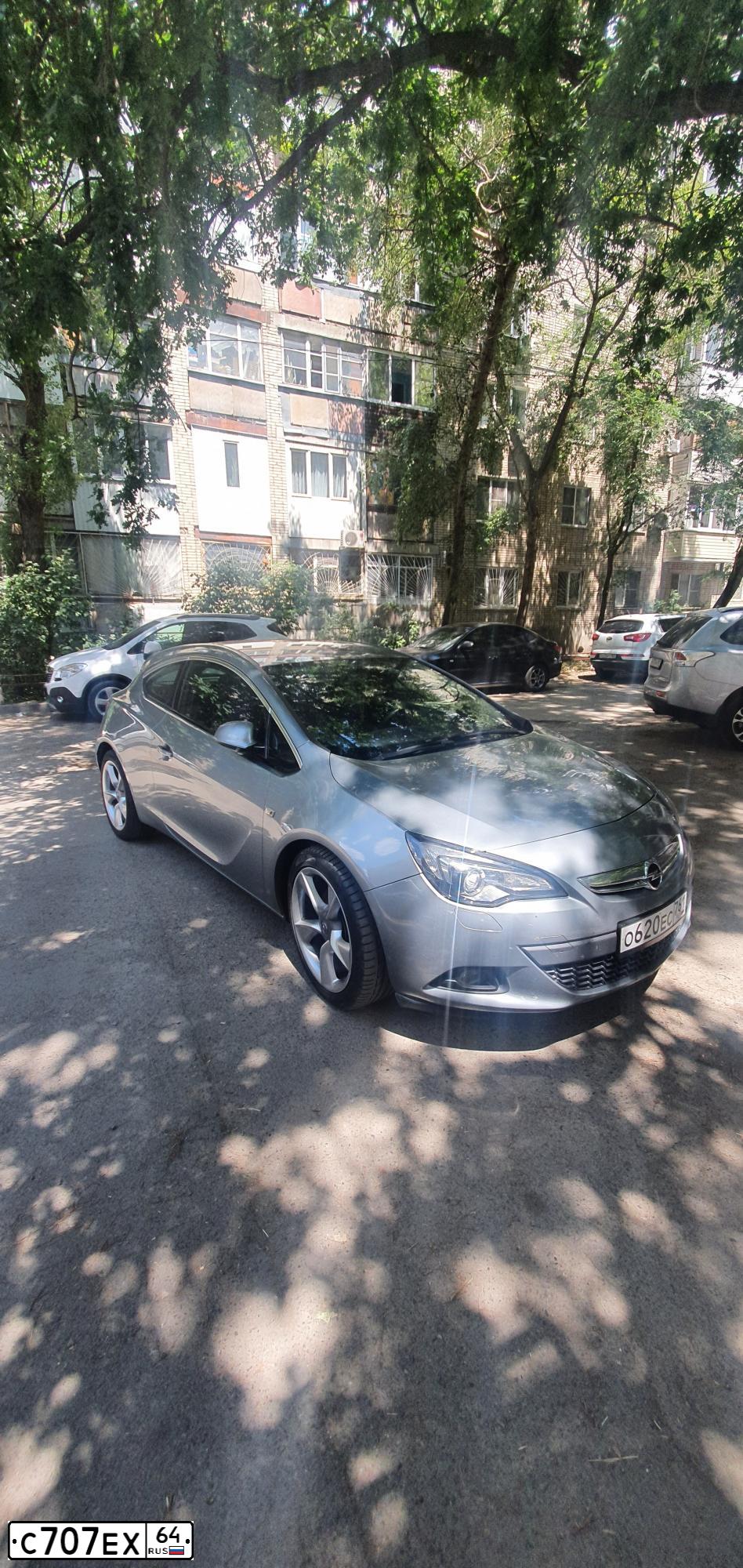 Фото автомобиля OPEL ASTRA, 2012 — госномер С707ЕХ64. Цвет: СЕРЫЙ
