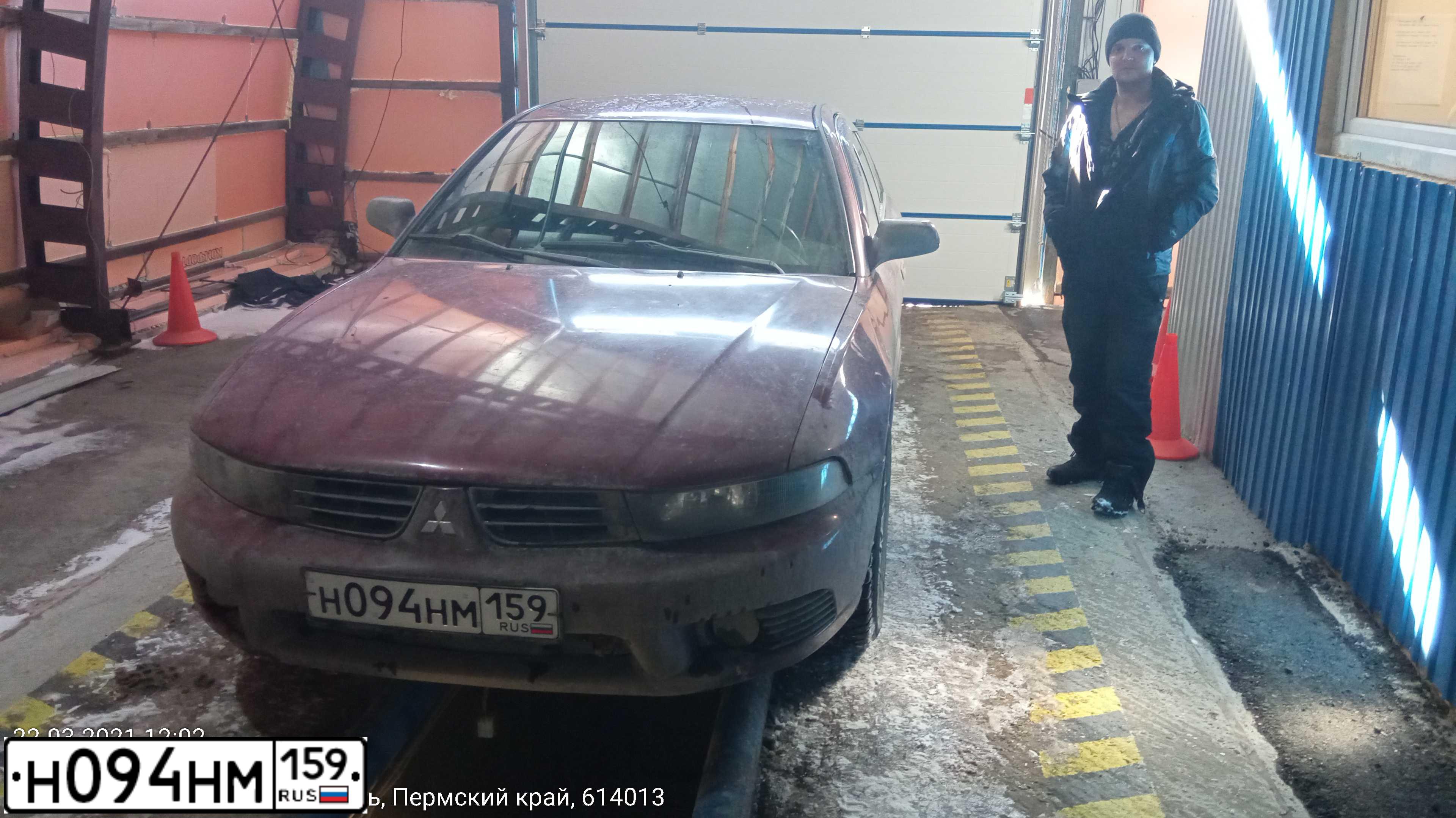 Фото автомобиля MITSUBISHI GALANT, 2003 — госномер А350ТУ197. Цвет: ВИШНЕВЫЙ
