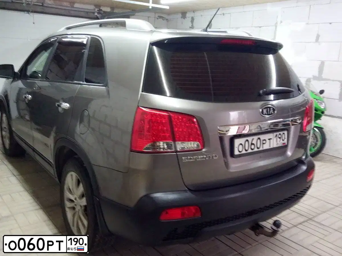 Фото автомобиля KIA SORENTO, 2012 — госномер О060РТ190. Цвет: Серый