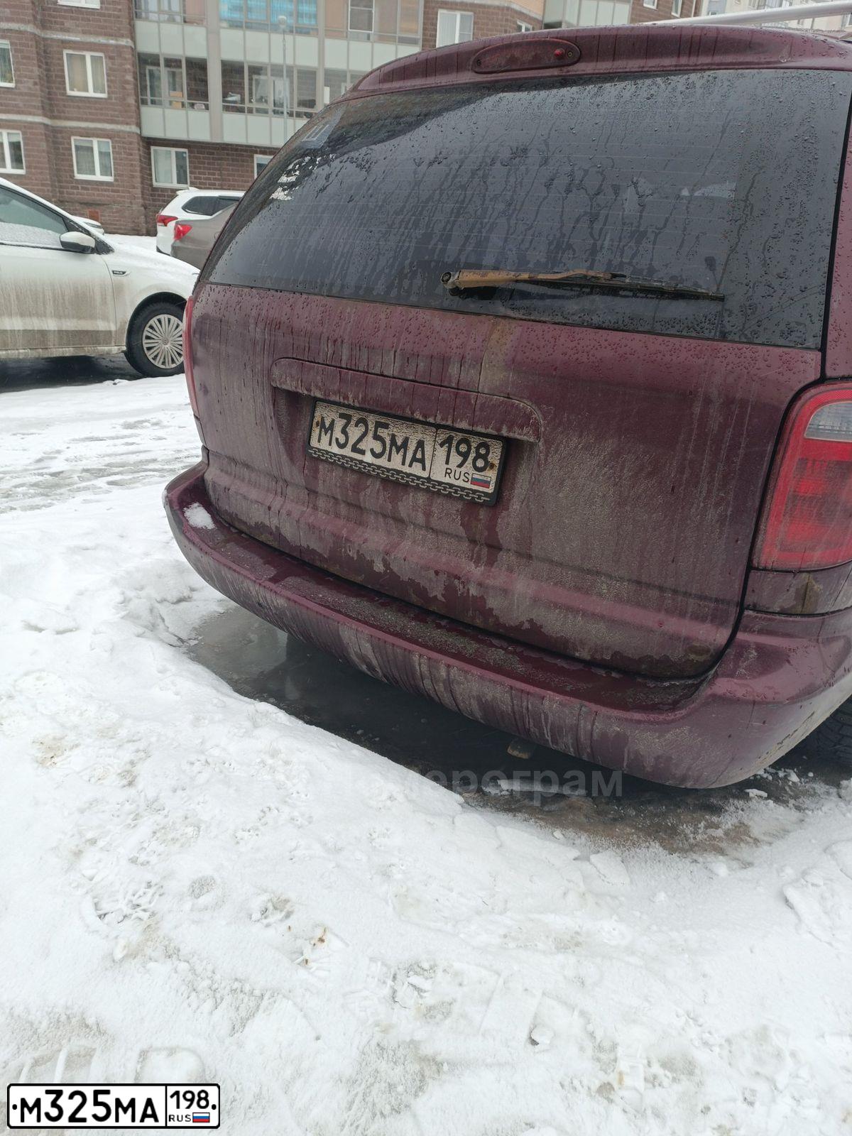 Фото автомобиля CHRYSLER VOYAGER, 2002 — госномер М325МА198. Цвет: ВИШНЕВЫЙ