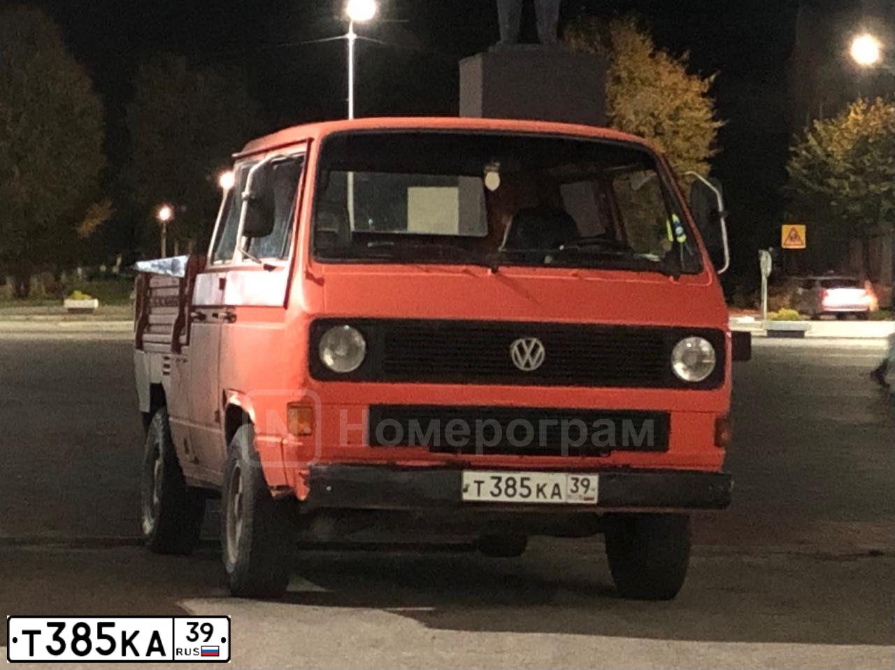 Фото автомобиля VOLKSWAGEN TRANSPORTER, 1990 — госномер Т385КА39. Цвет: Оранжевый